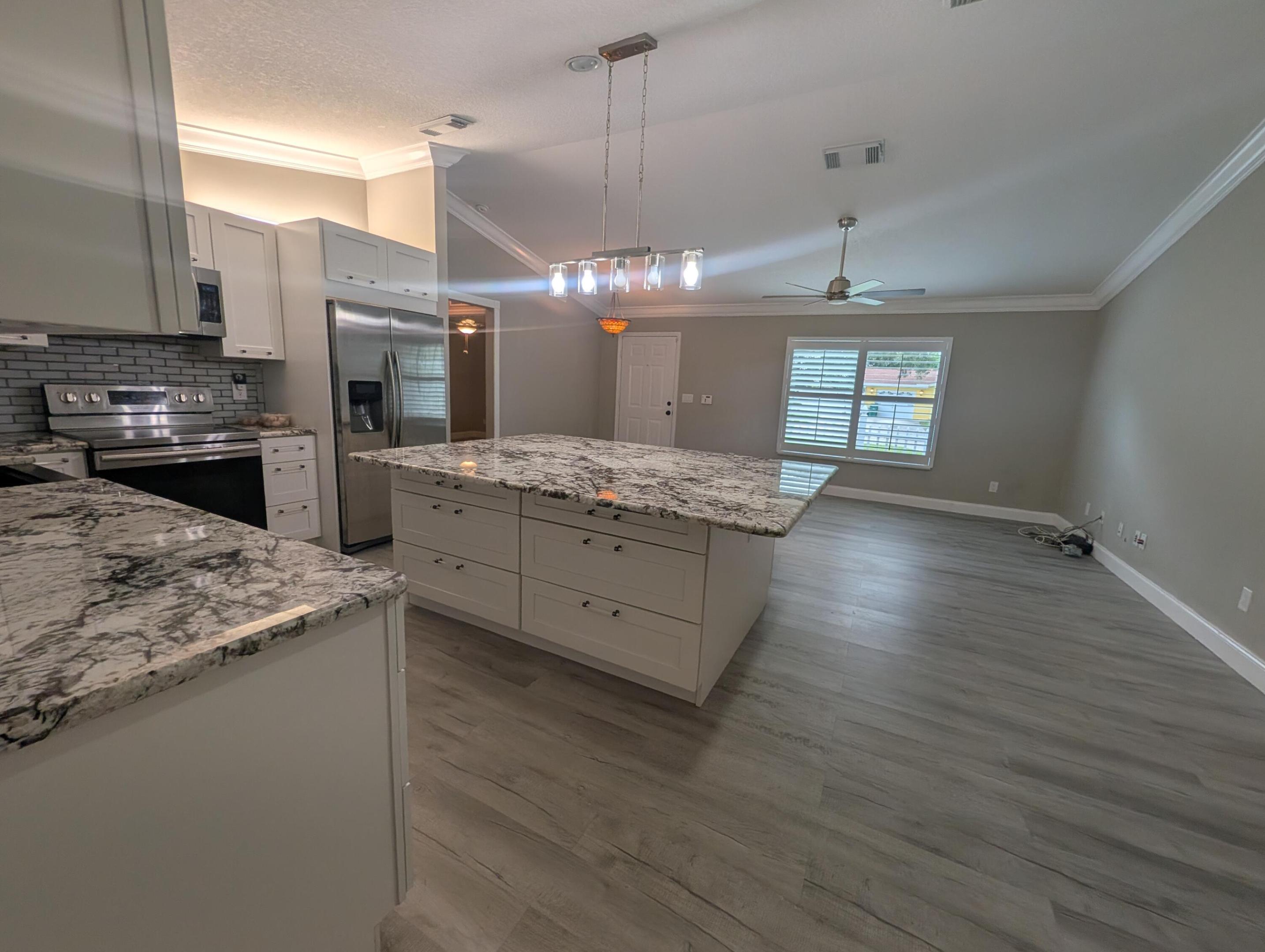 625 Coconut Avenue N Property Photo 9