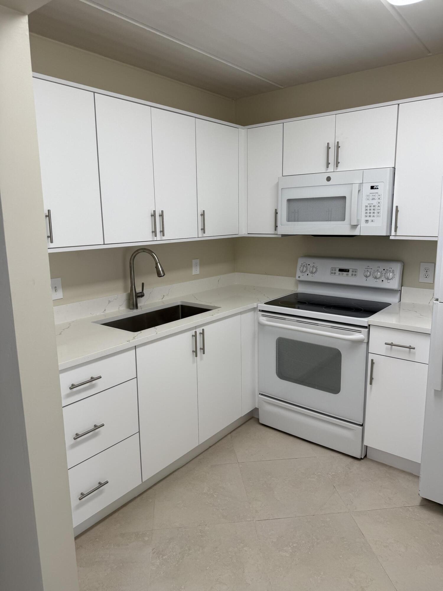 400 Village Green Circle W 105 Property Photo 4