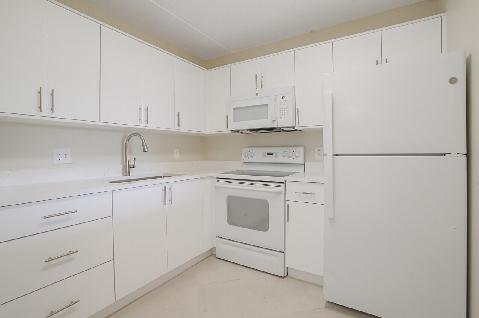 400 Village Green Circle W 105 Property Photo 17