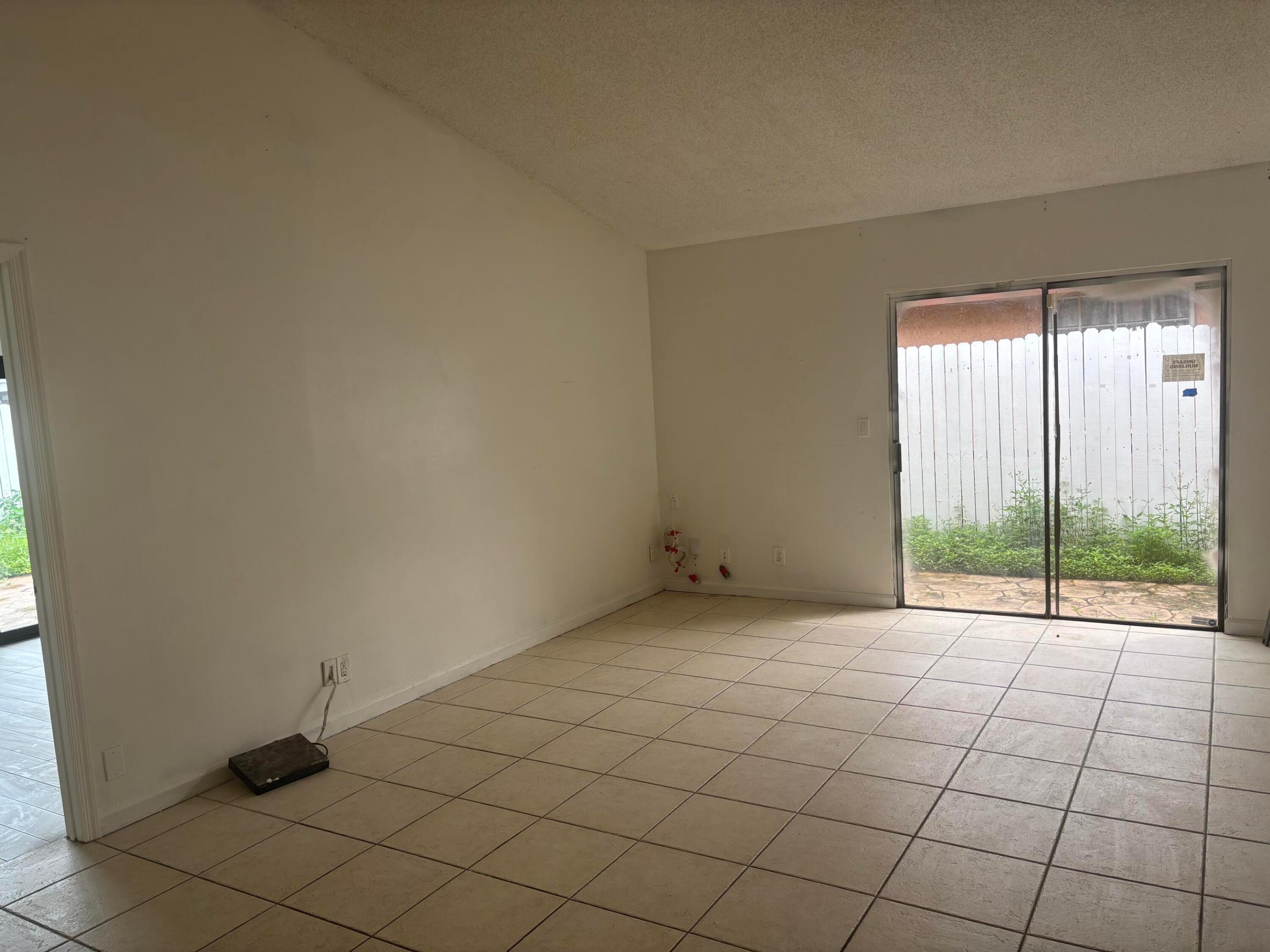 7433 Sw 13th Street Sw Property Photo 3