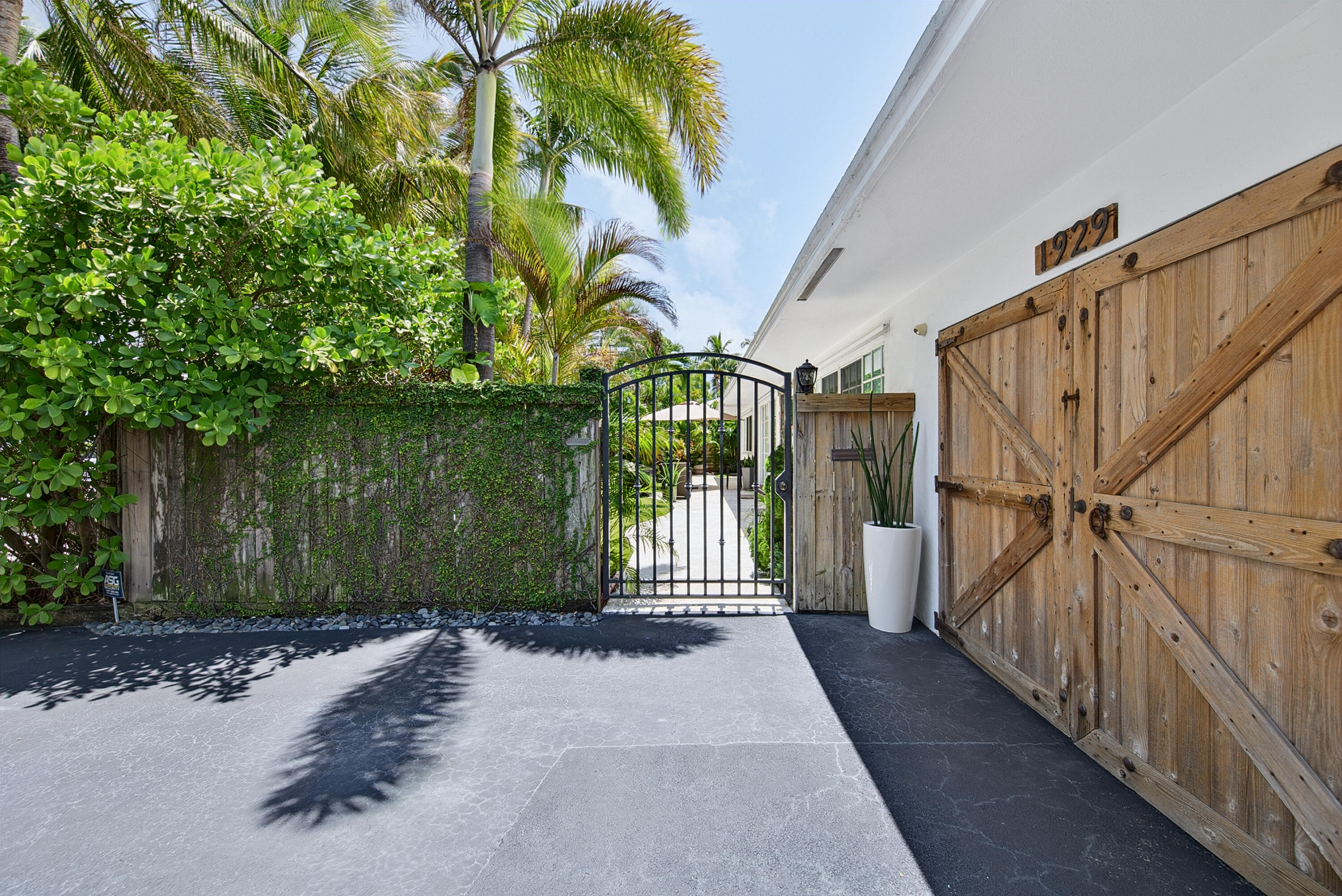 1929 S Ocean Drive Property Photo 8