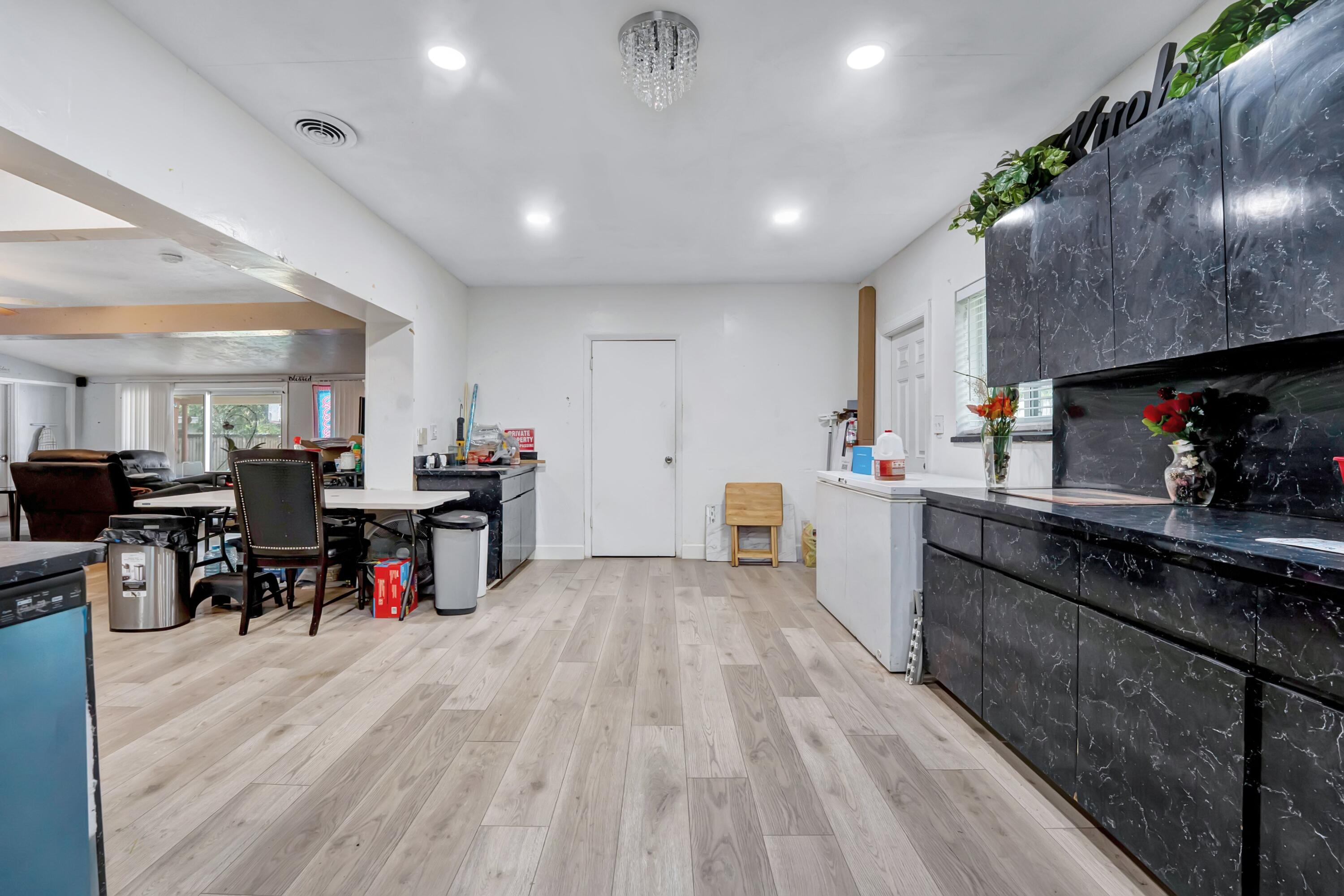 3250 E Glendale Boulevard Property Photo 7