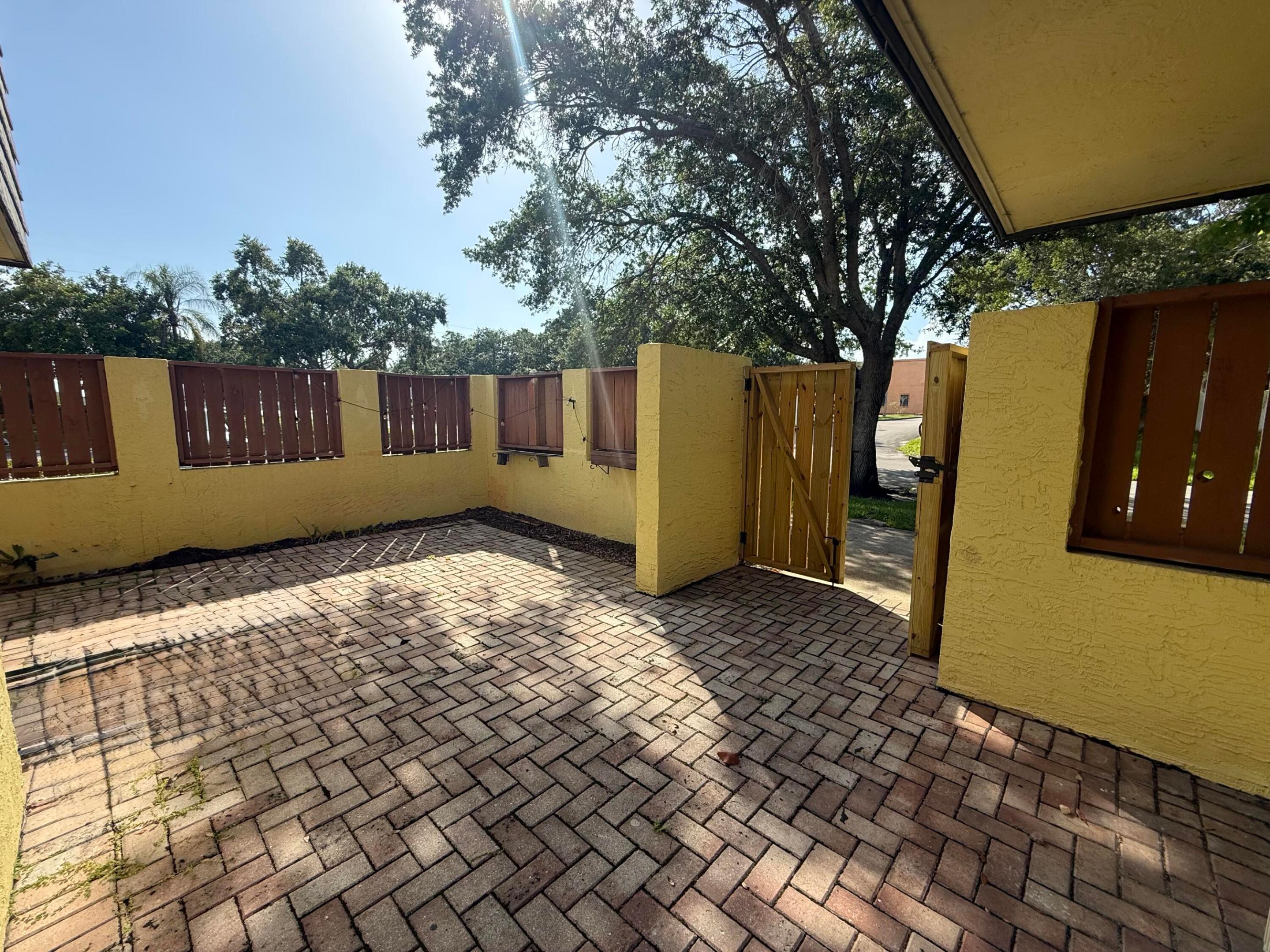 3100 Se Brook Street Property Photo 4