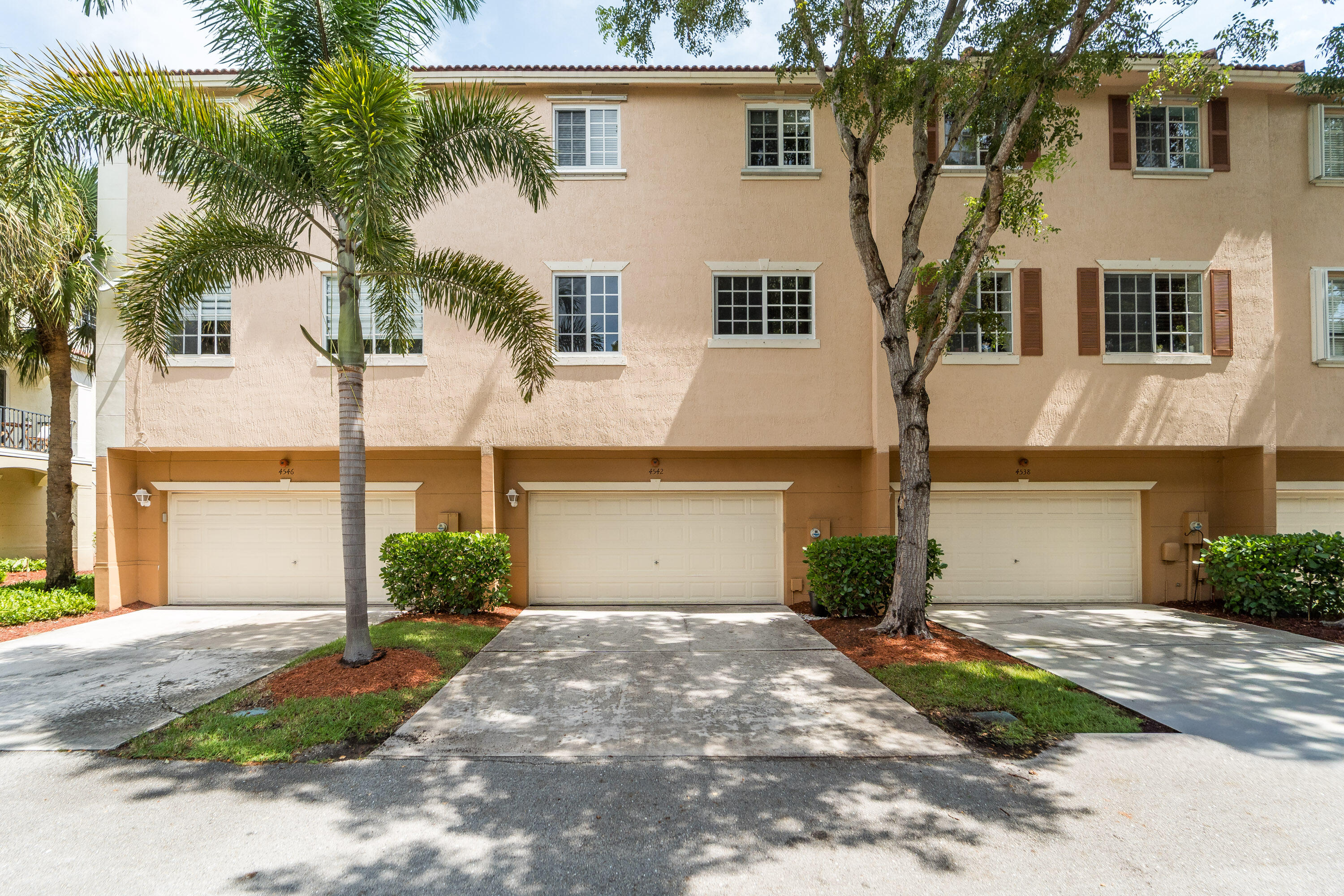 4542 Danson Way Property Photo 6
