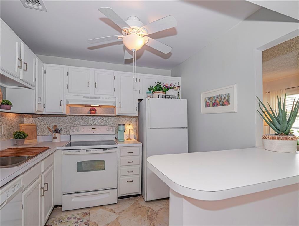 75 Royal Oak Court 204 Property Photo 1