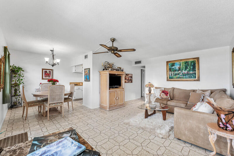 4019 Cambridge A Property Photo 3