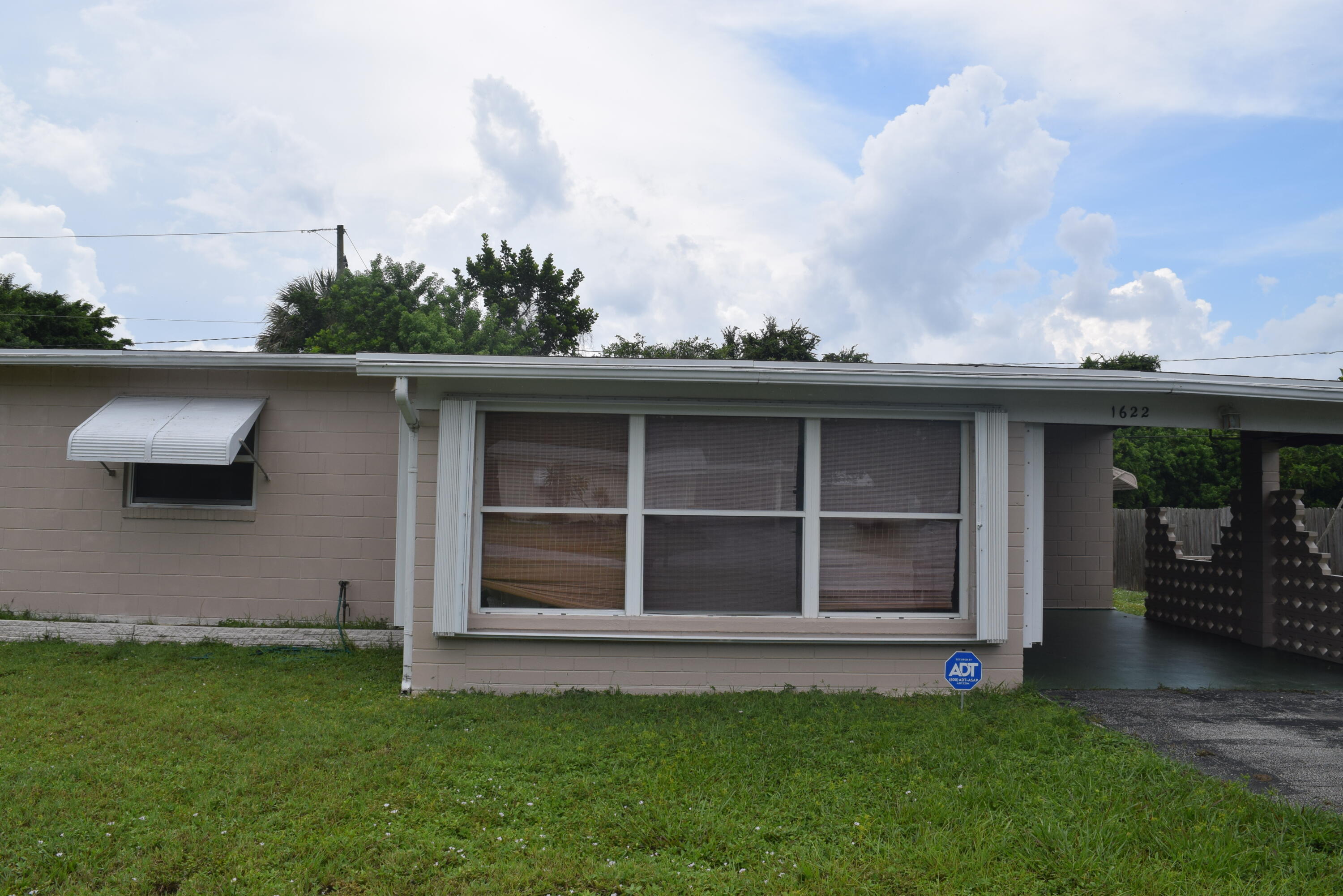1622 NE Maureen Court Property Photo 1