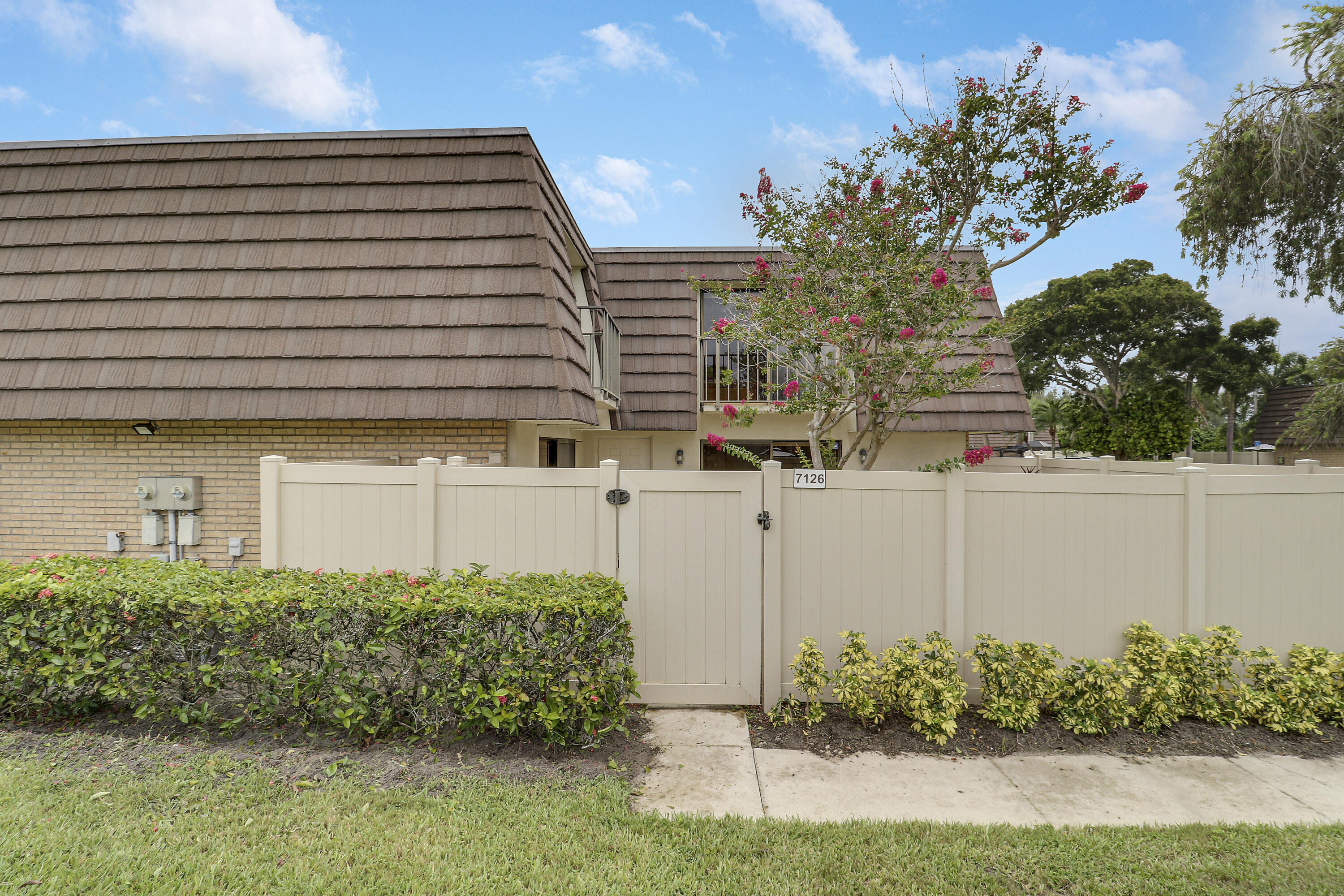 7126 71st Way Property Photo 3