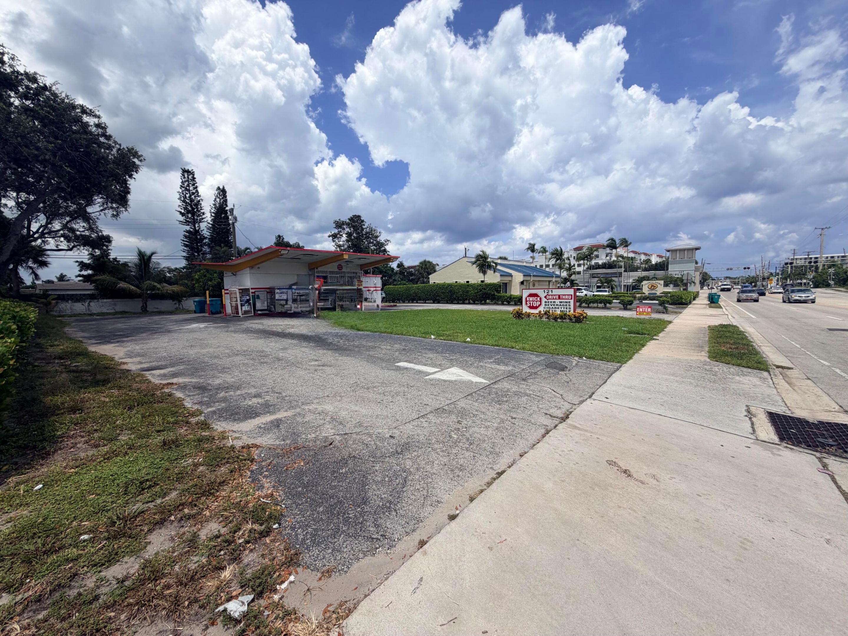 121 E Woolbright Road Property Photo 4