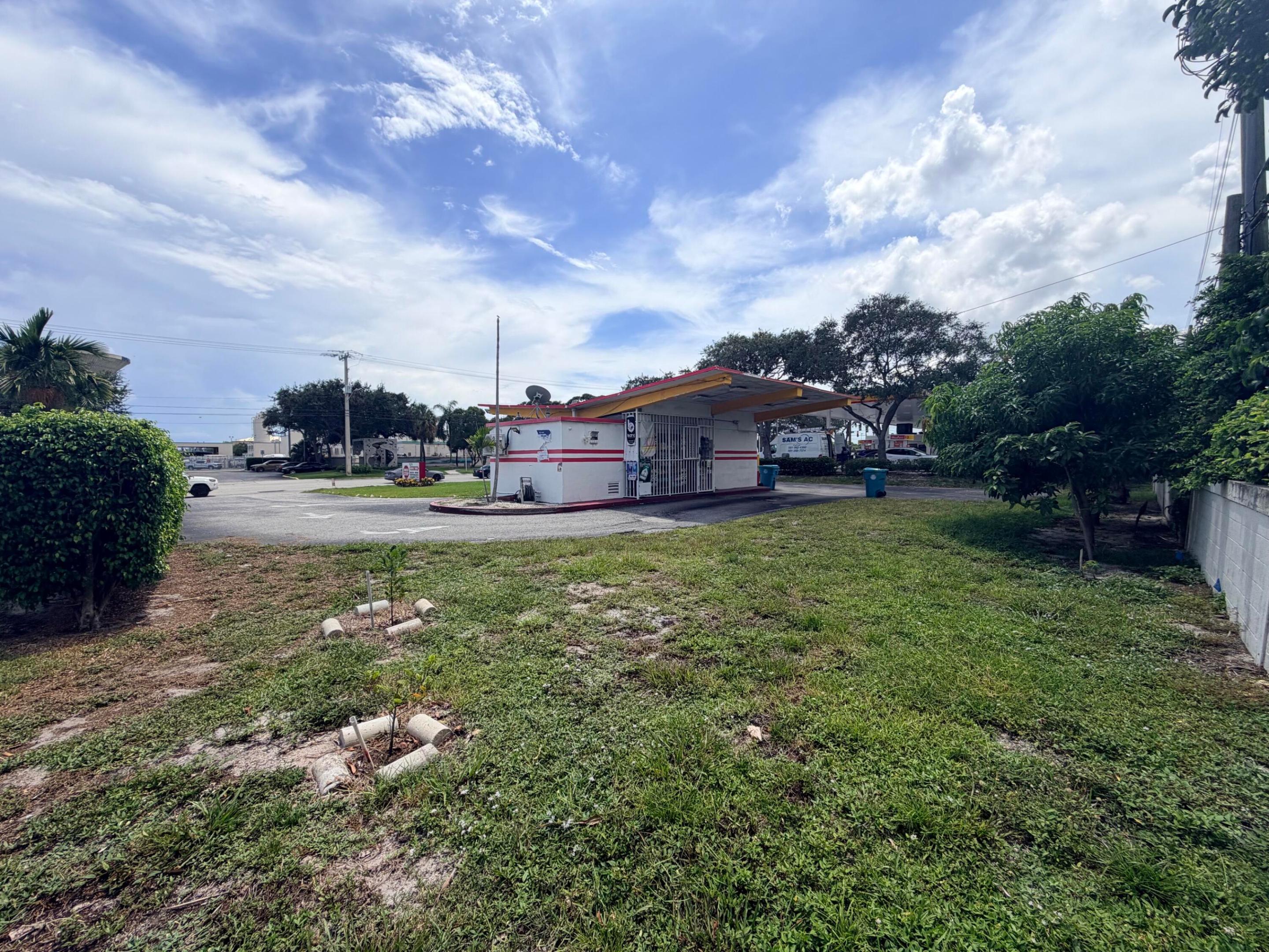 121 E Woolbright Road Property Photo 6
