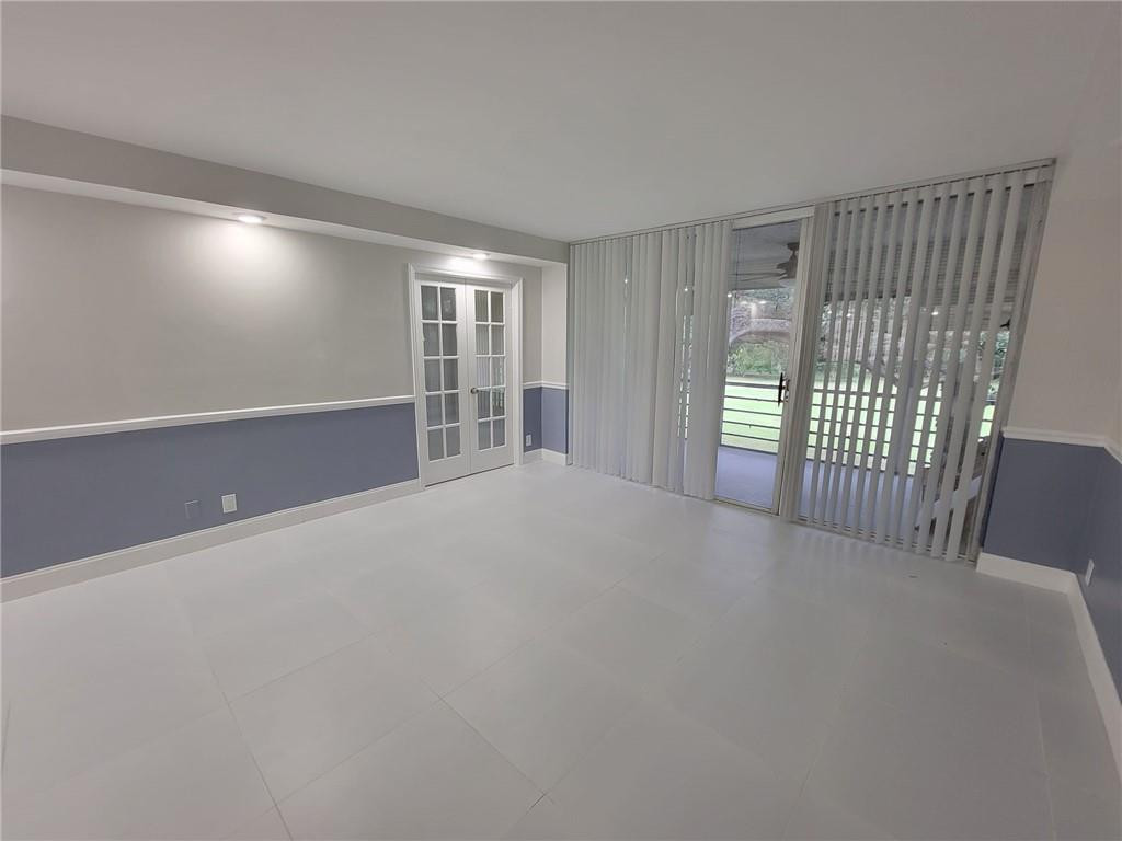 800 E CYPRESS Lane 202 Property Photo 1