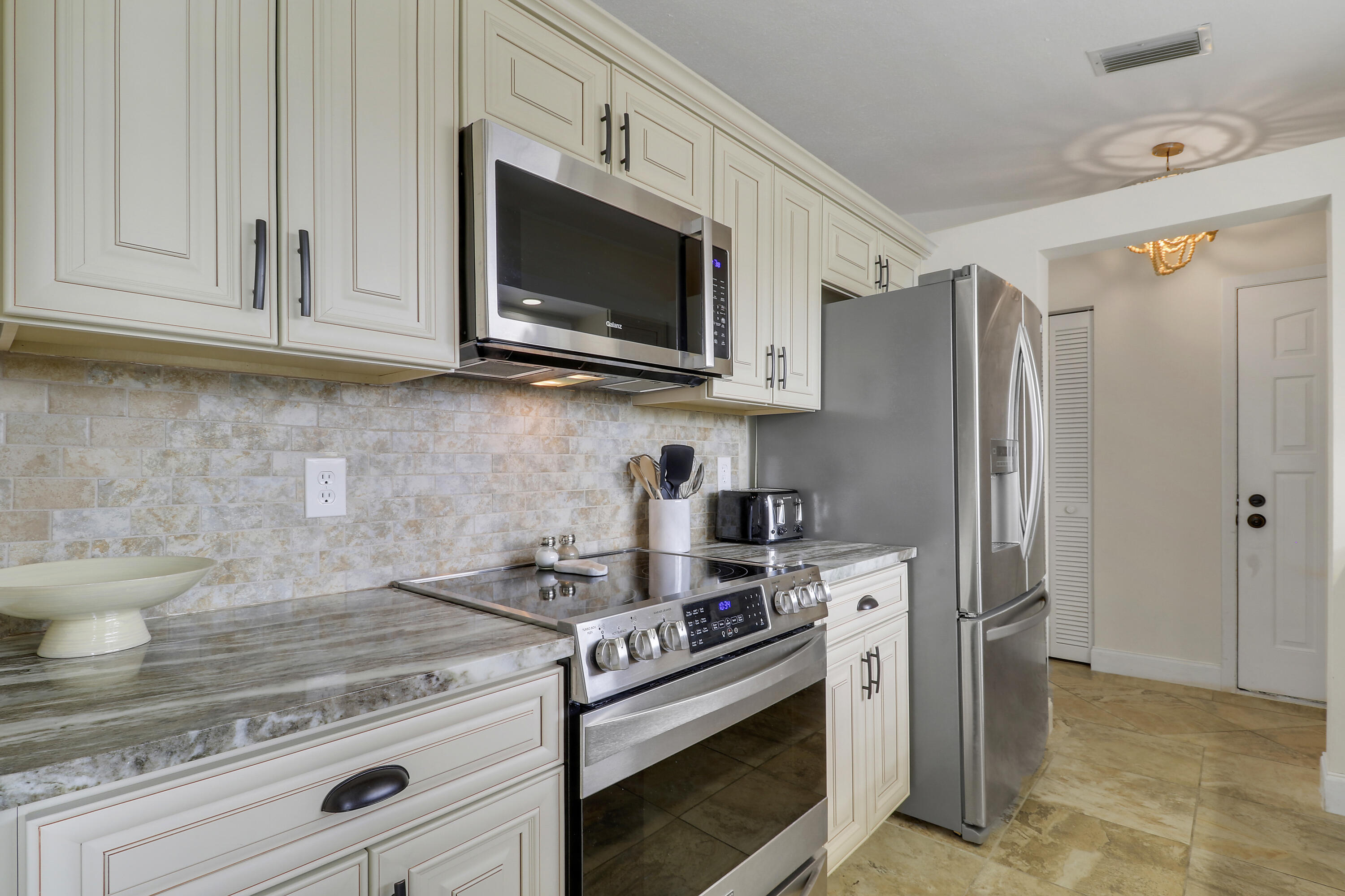 1102 Wingfoot Drive C Property Photo 4