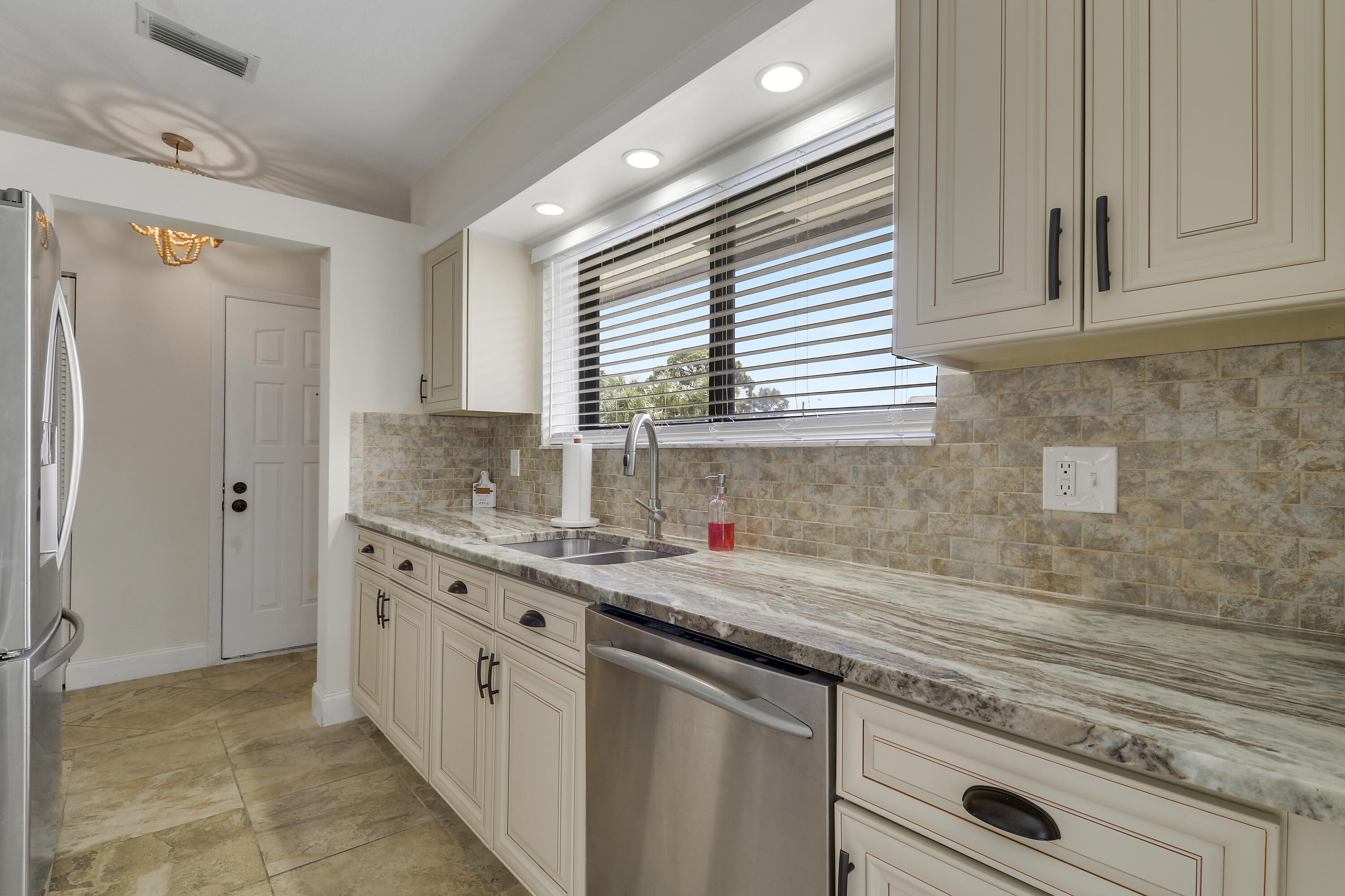 1102 Wingfoot Drive C Property Photo 6