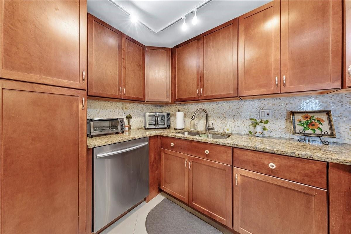 2047 Wolverton C Property Photo 9