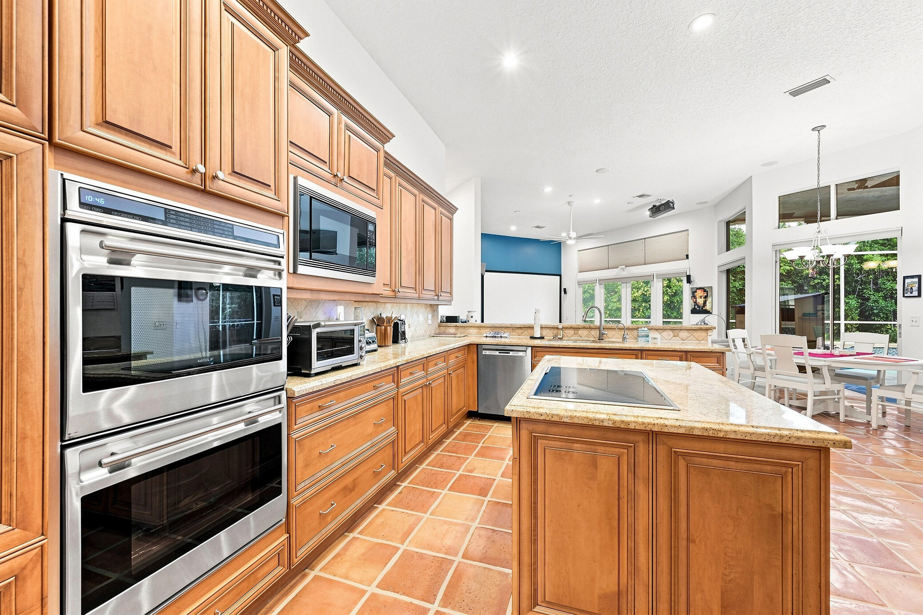 1960 Hartford Way Property Photo 18