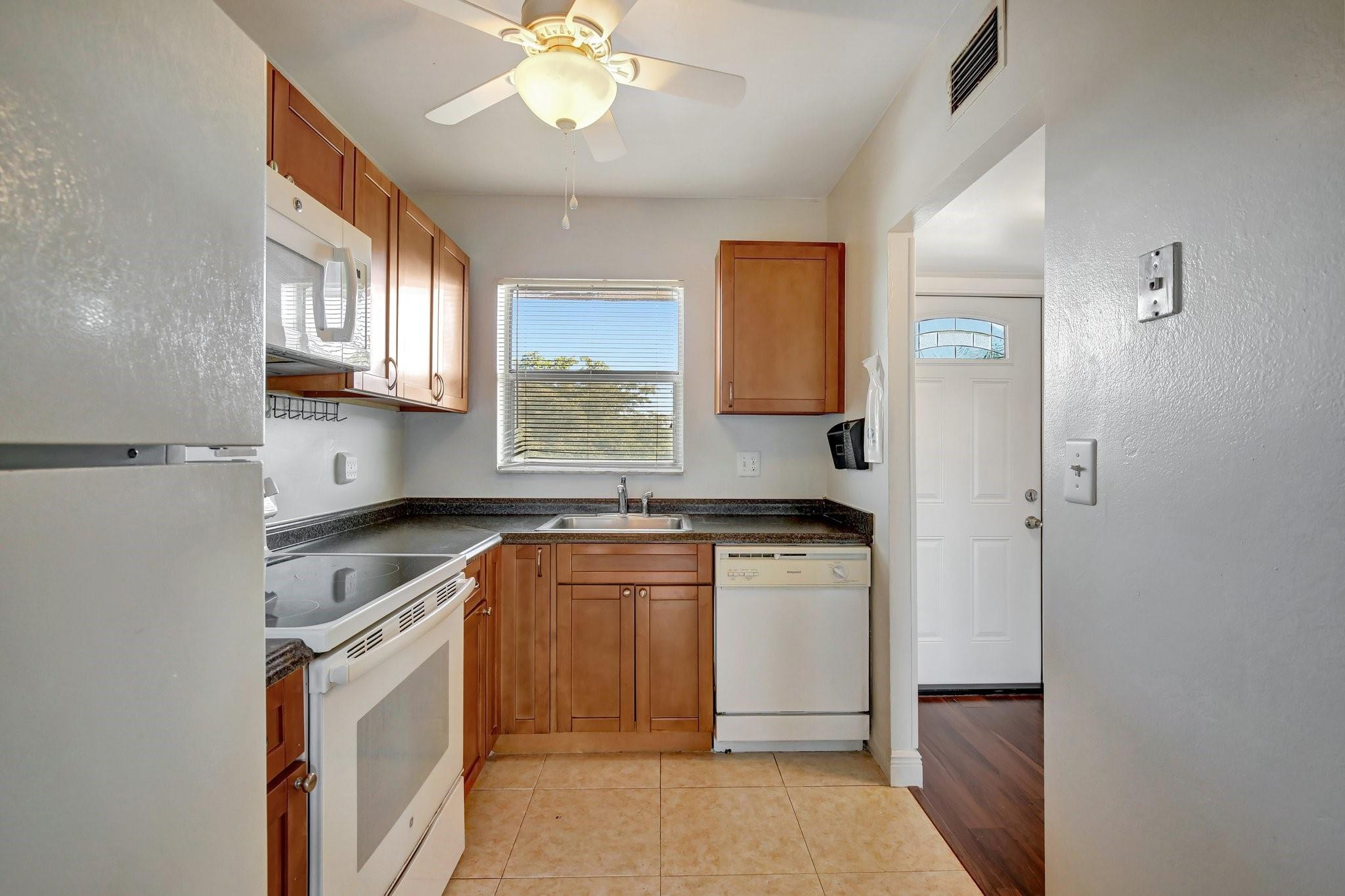 8225 Sunrise Lakes Boulevard 303 Property Photo 15