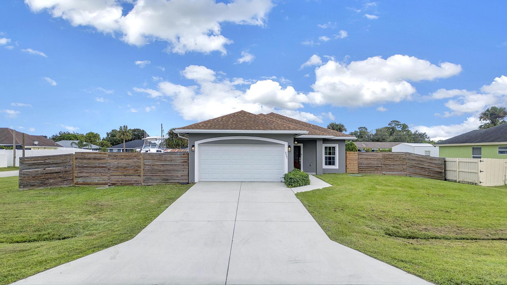2001 Sw Aguero Street Property Photo 2