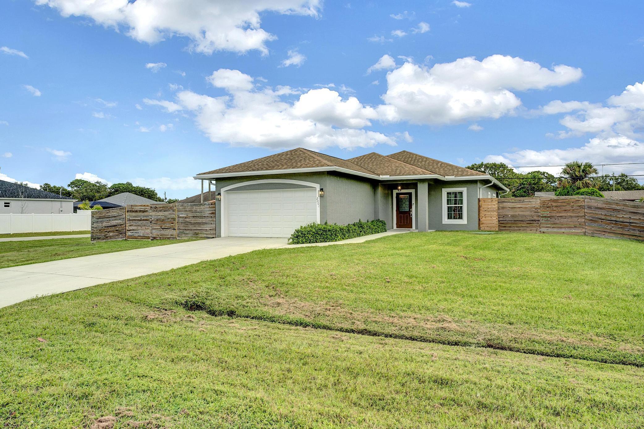 2001 Sw Aguero Street Property Photo 3