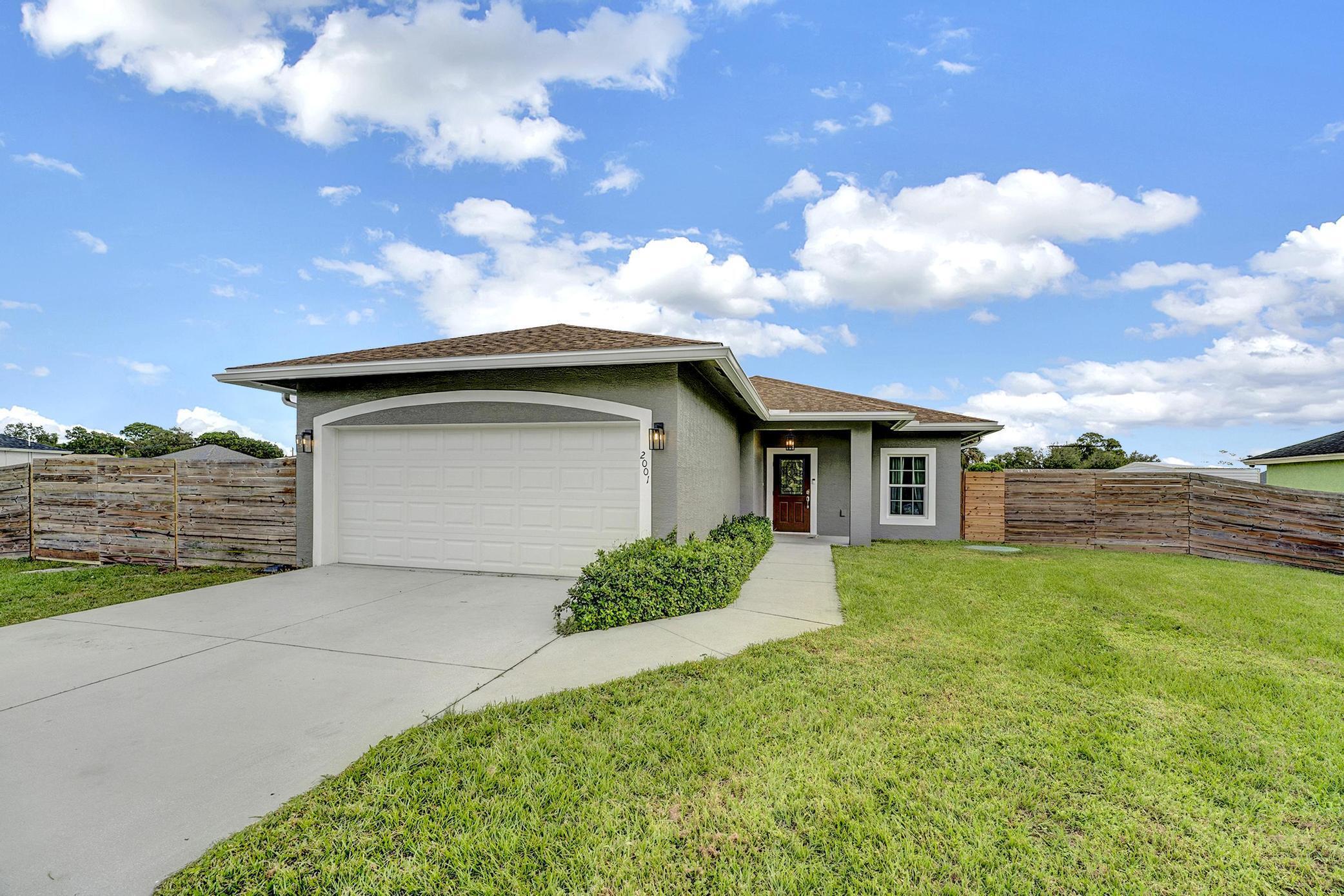2001 Sw Aguero Street Property Photo 4