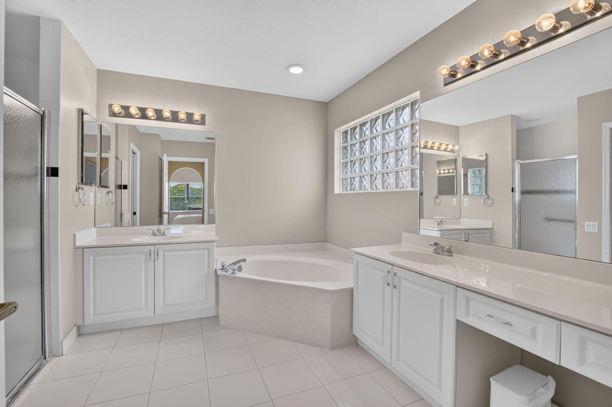 B26059612 Property Photo 28