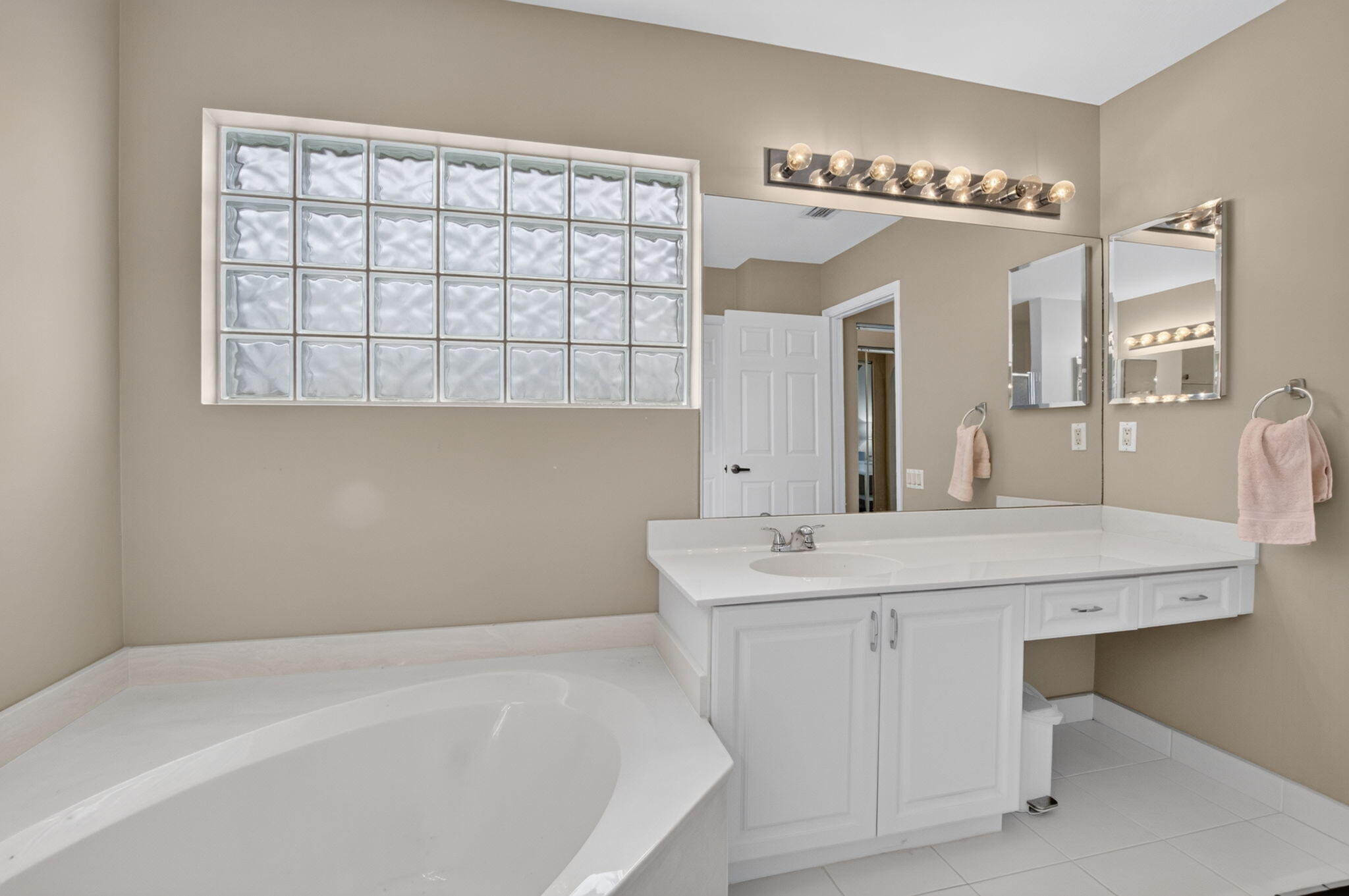B26059612 Property Photo 30