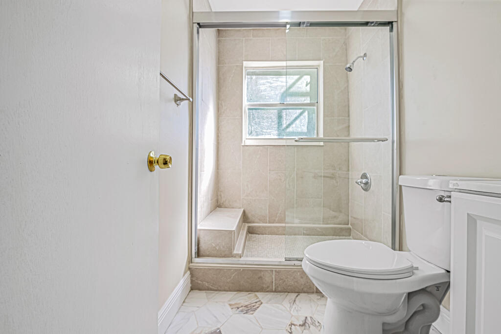 723 21st Street B Property Photo 4