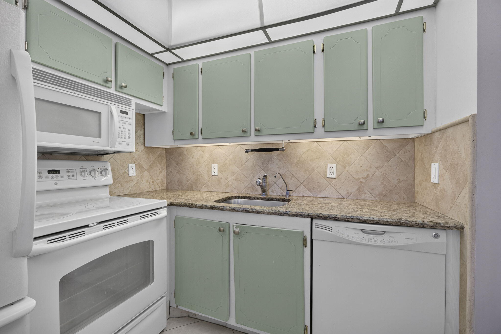 456 Southampton C Property Photo 8