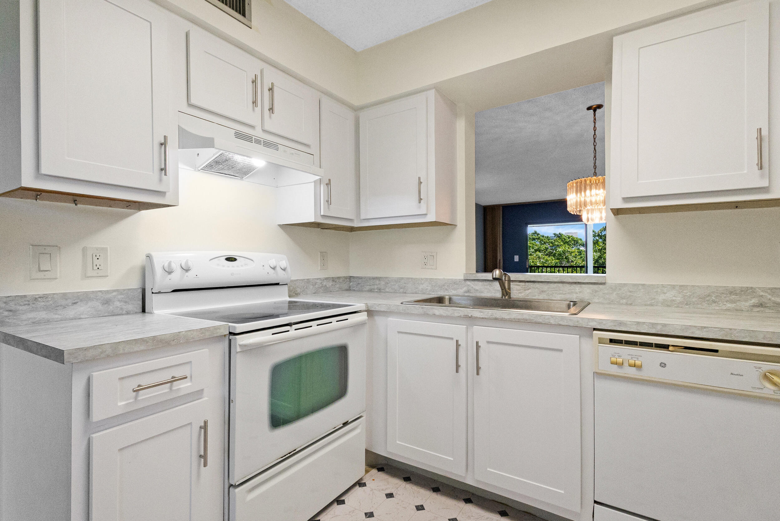 2209 S Cypress Bend Drive 507 Property Photo 11