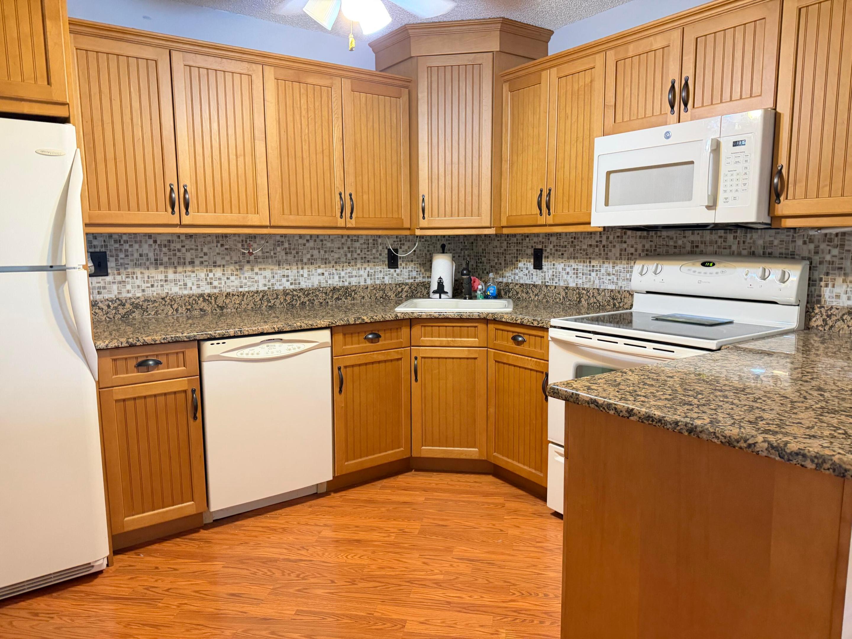 1901 Ne Collins Circle 9-10 Property Photo 4