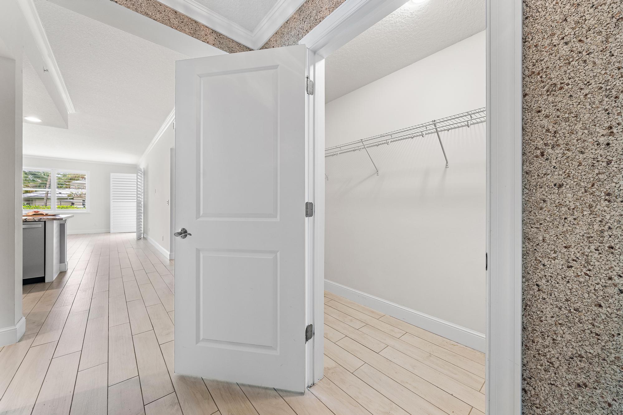 411 Bay Colony Drive N Property Photo 4