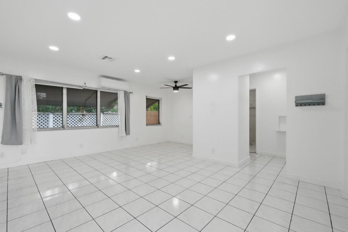 1201 N Victoria Park Road 1203 Property Photo 1