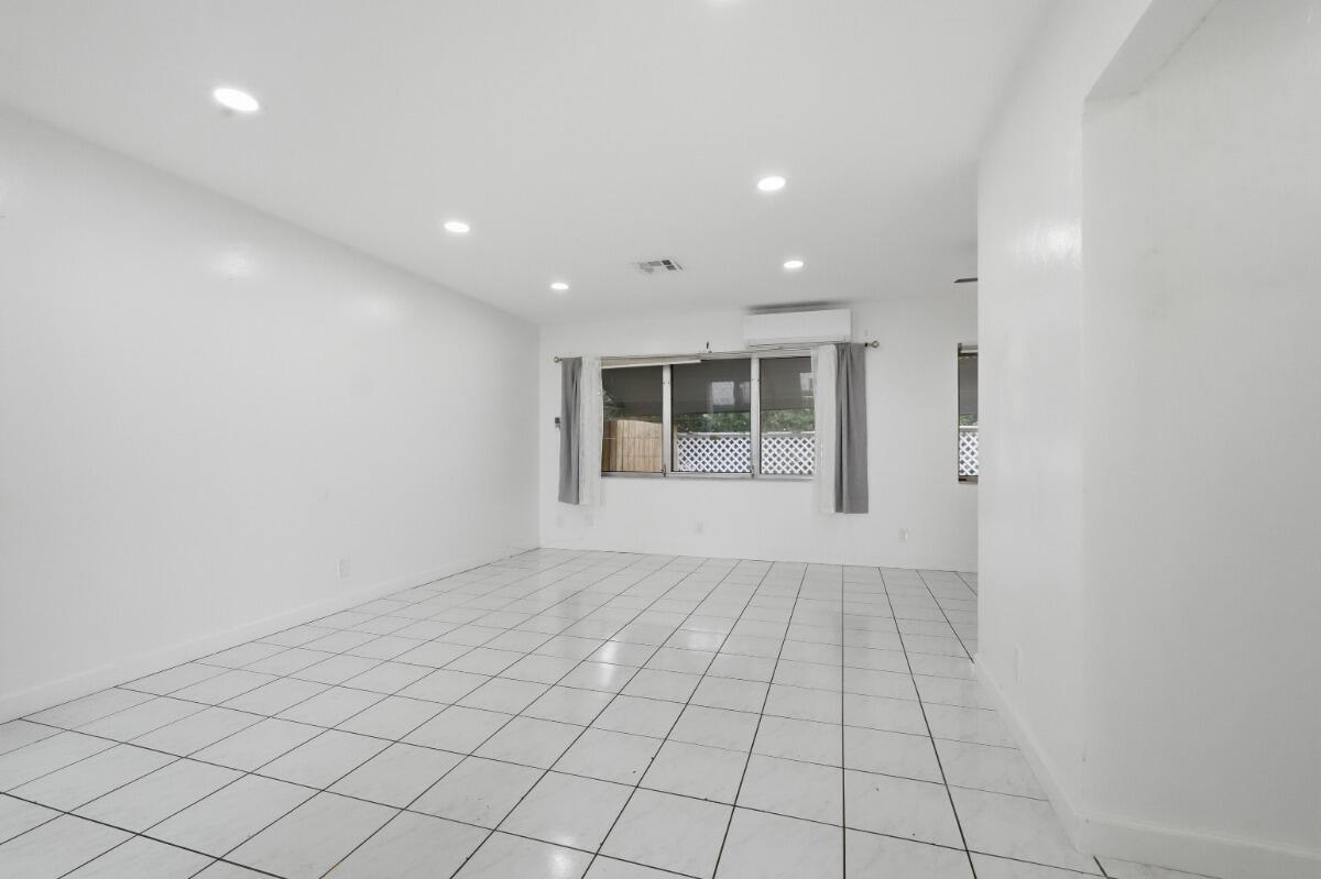 1201 N Victoria Park Road 1203 Property Photo 3