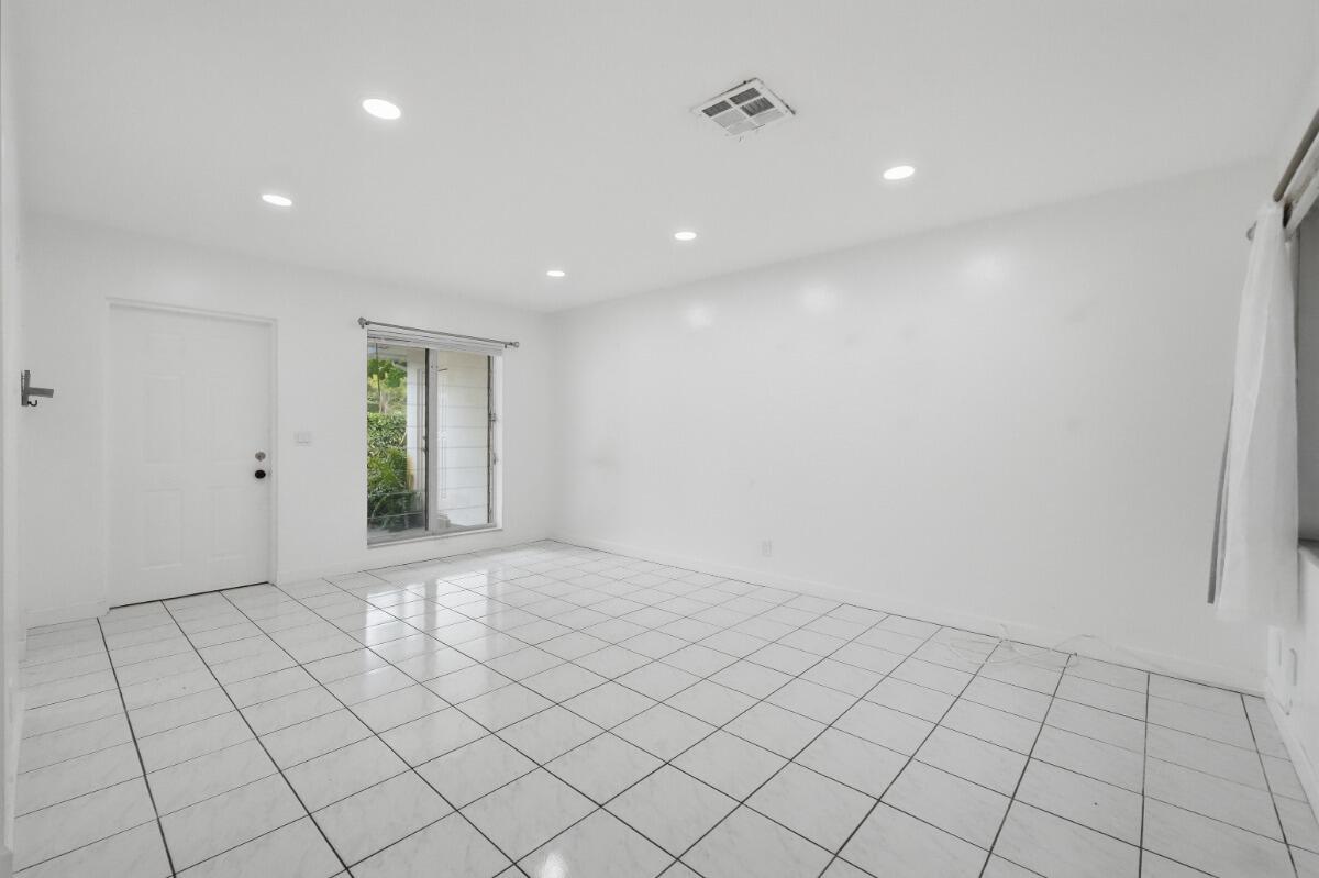 1201 N Victoria Park Road 1203 Property Photo 5
