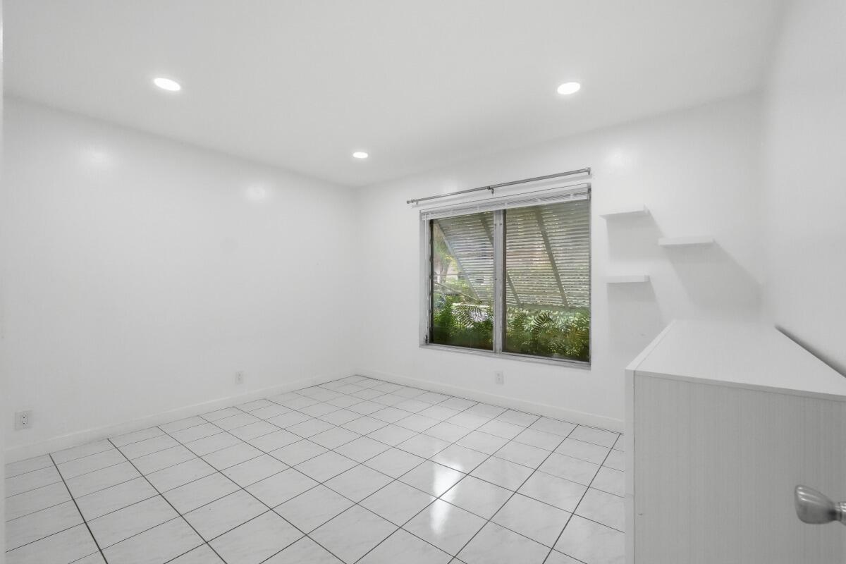 1201 N Victoria Park Road 1203 Property Photo 9