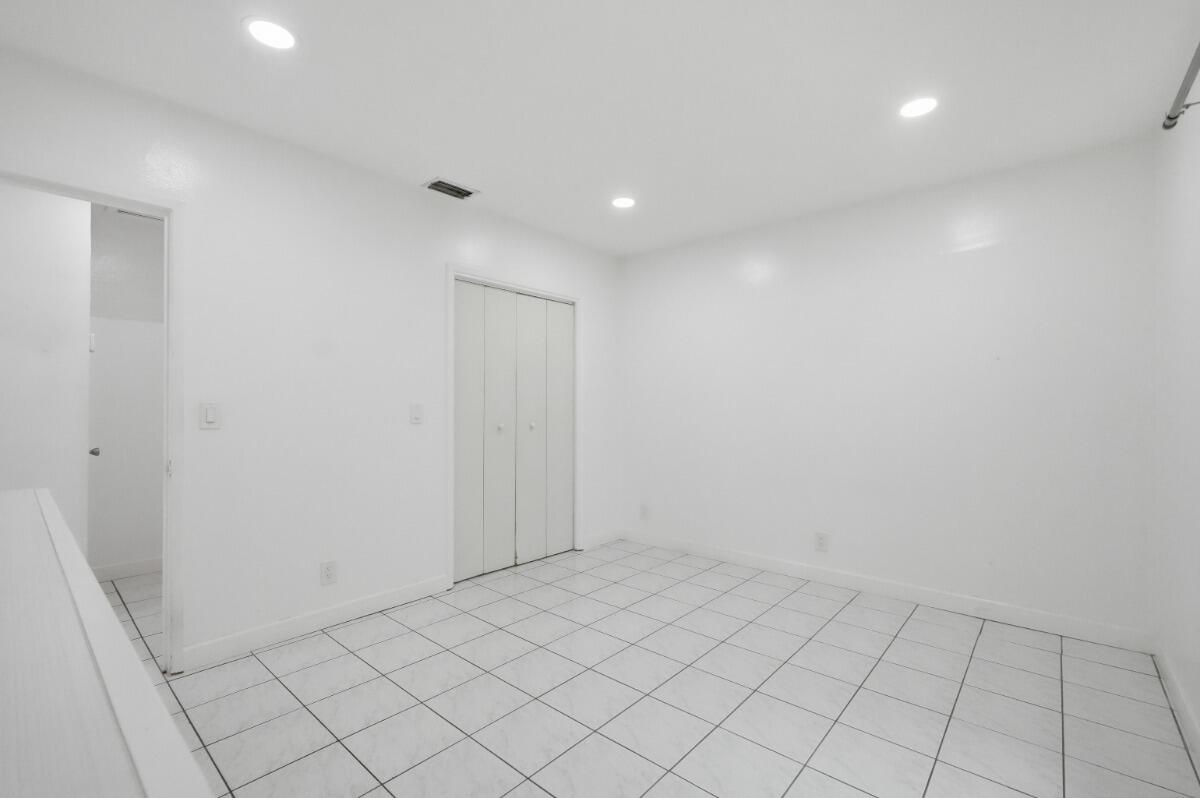1201 N Victoria Park Road 1203 Property Photo 10