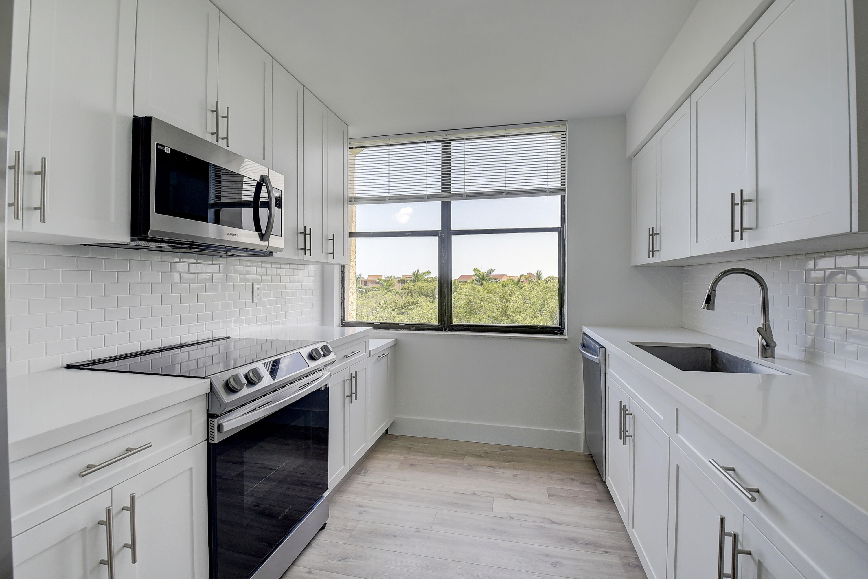 955 Egret Circle 501 Property Photo 5
