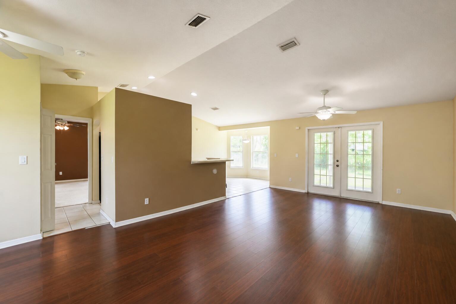 491 Se Starflower Avenue Property Photo 3