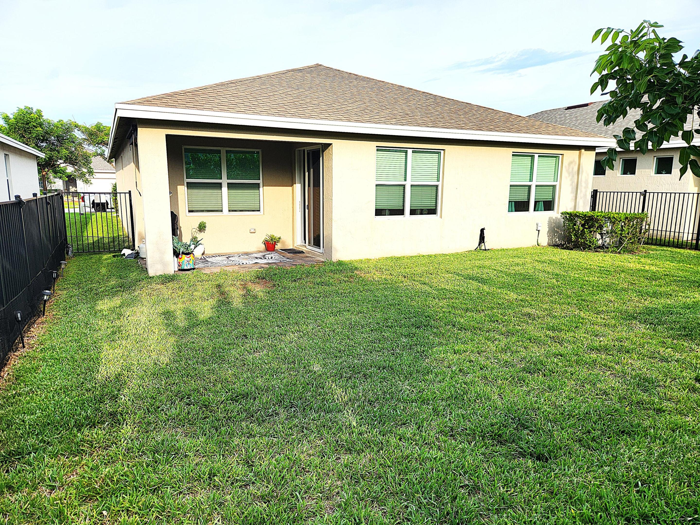 2841 Ne Breezeway Circle Property Photo 33