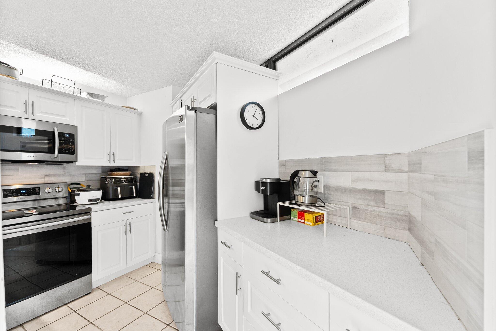 3874 Victoria Drive Property Photo 7