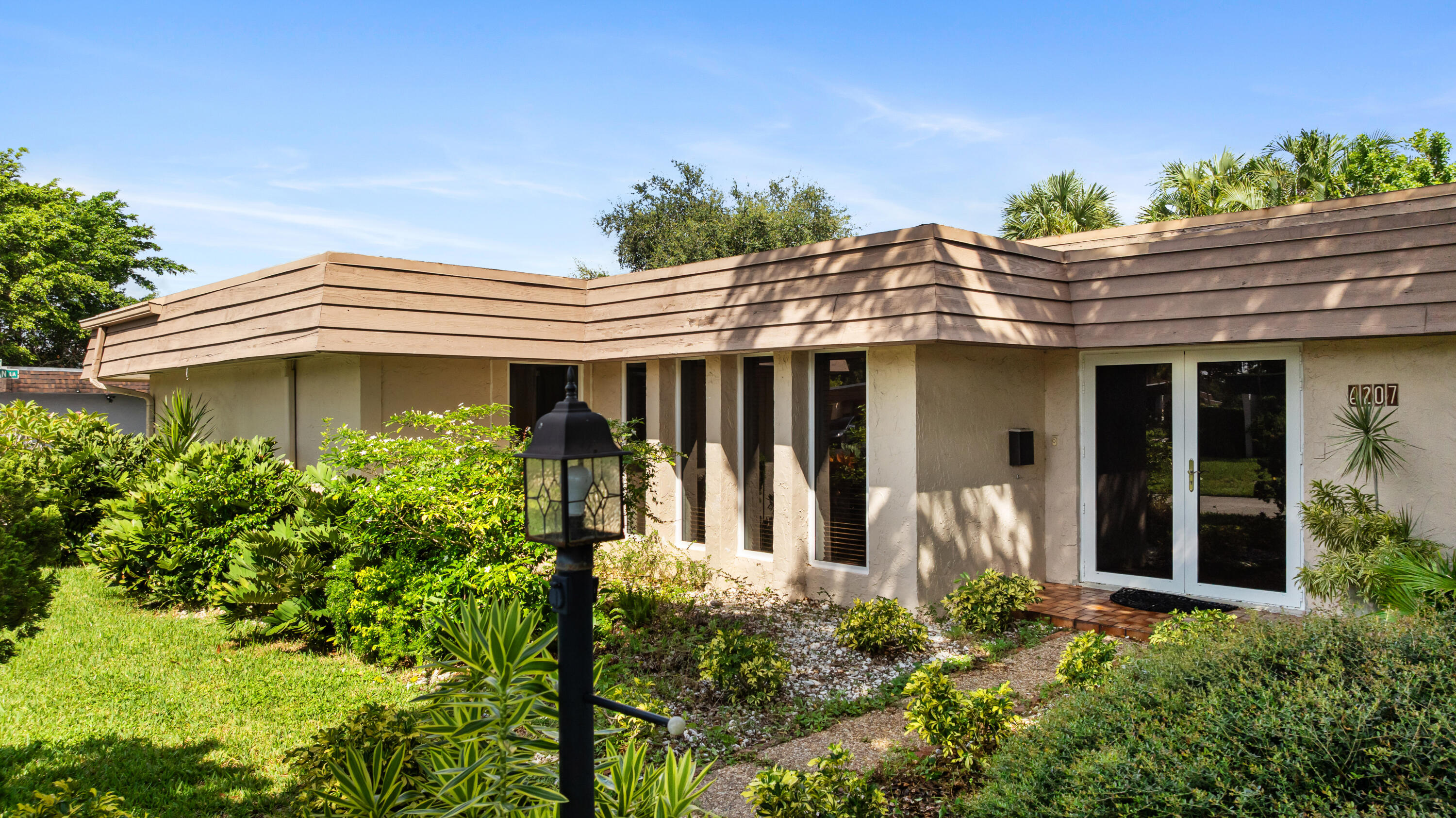 6207 JACARANDA Circle Property Photo 1