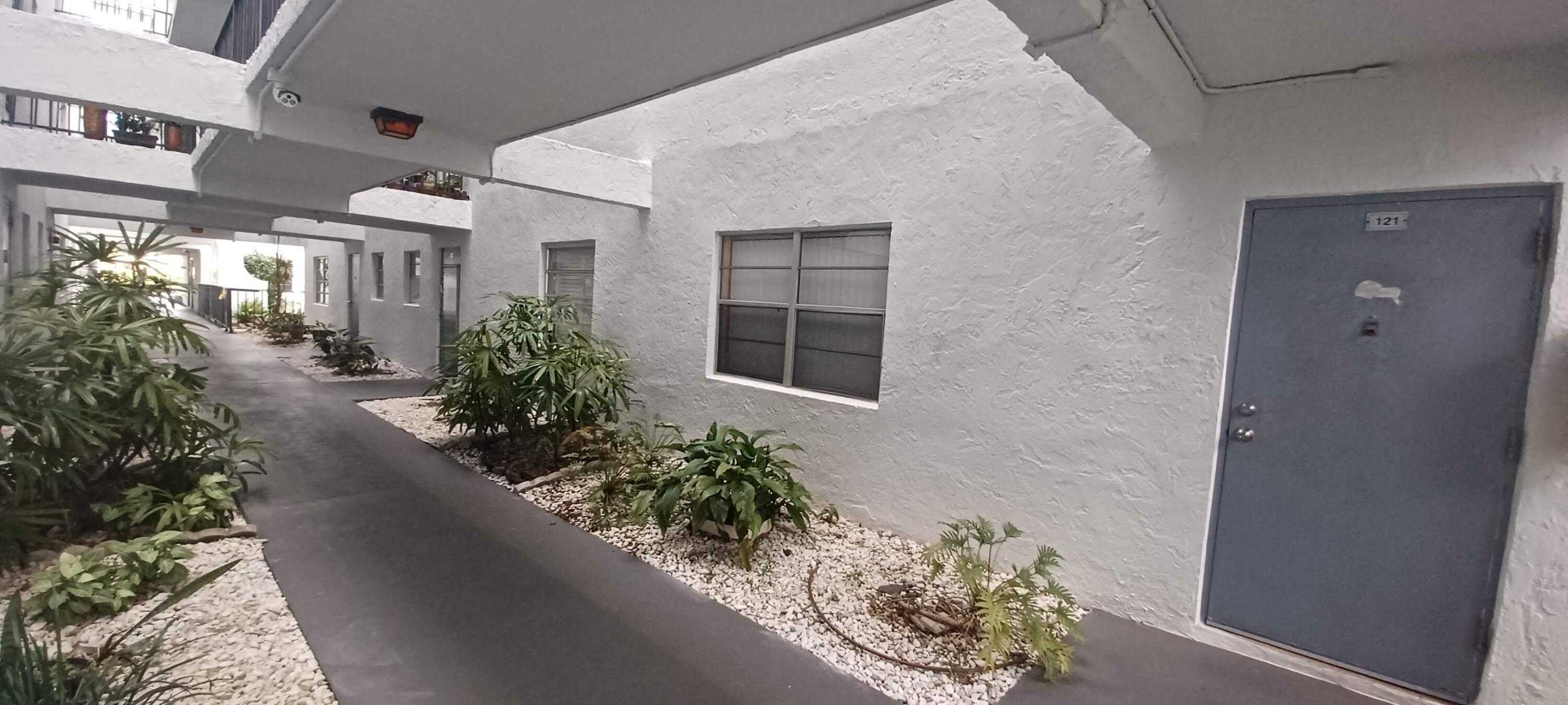 2998 E Sunrise Lakes Drive E 121 Property Photo 3