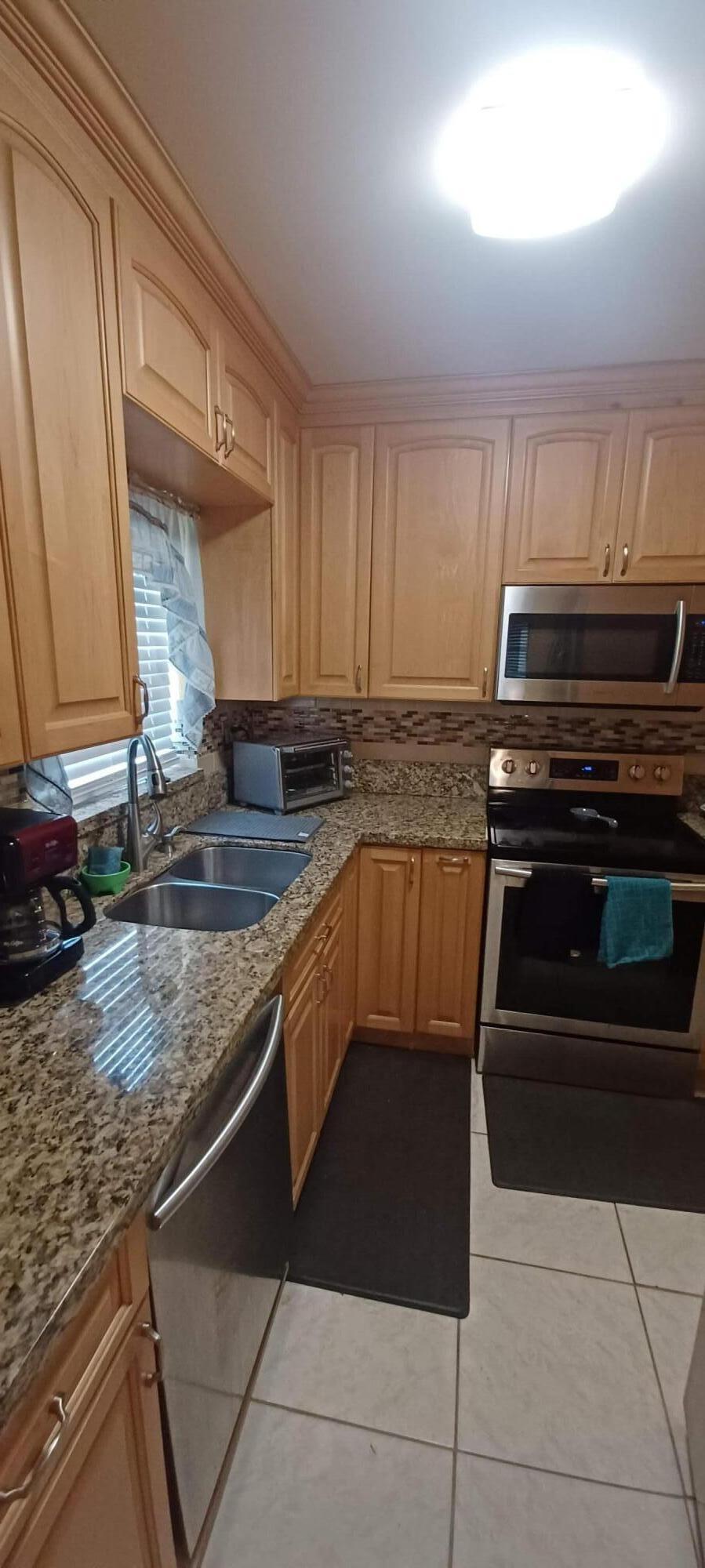 2998 E Sunrise Lakes Drive E 121 Property Photo 5