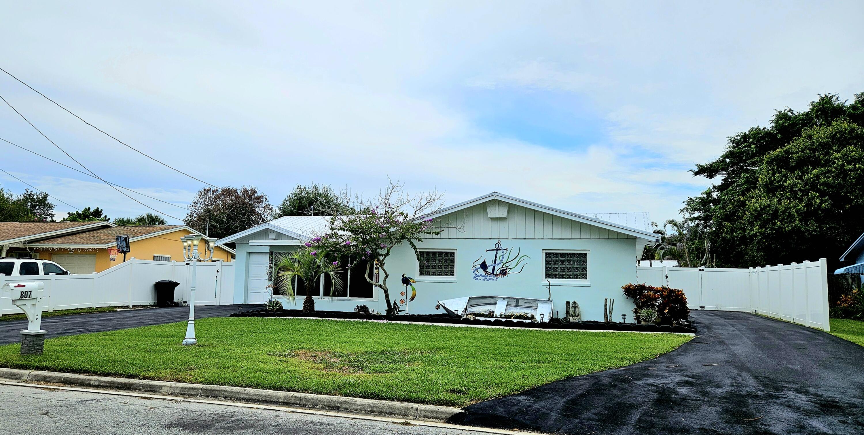 807 GRANDVIEW Boulevard