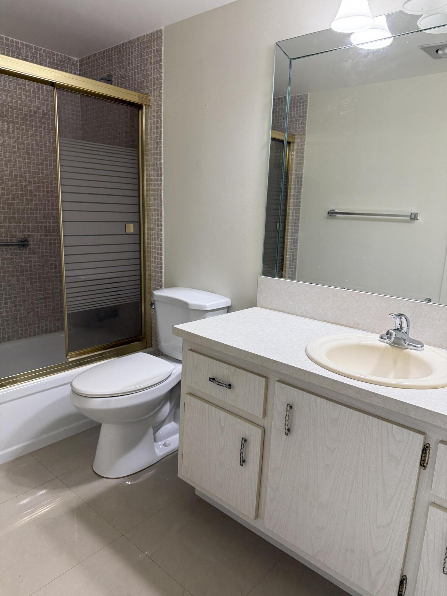 4024 Newcastle B Property Photo 7