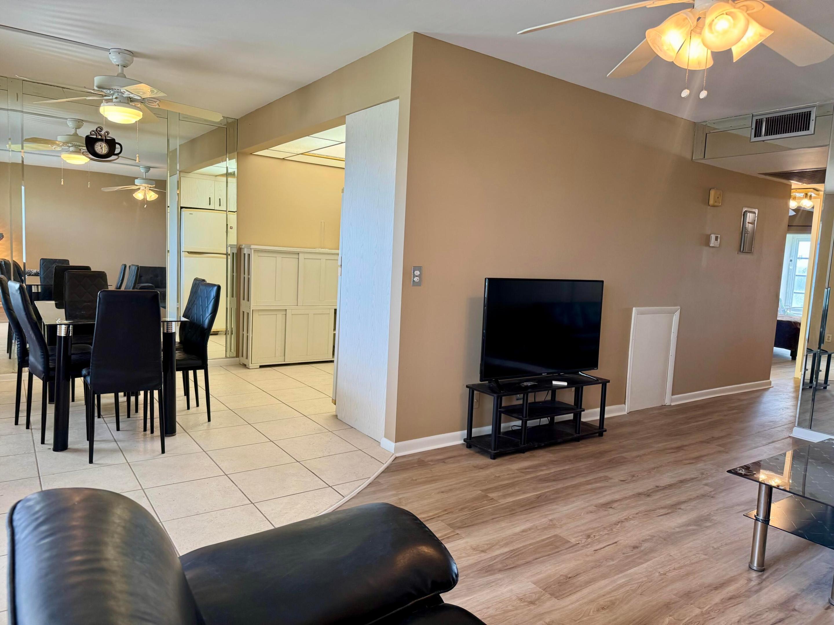 4019 Lincoln A Property Photo 6