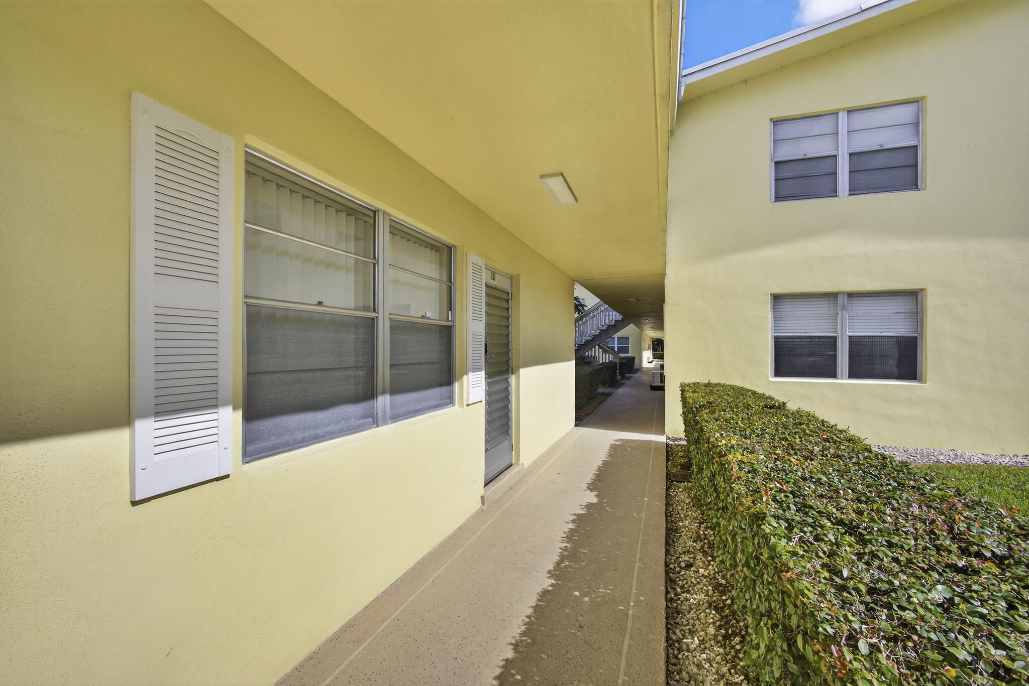 100 Sheffield E Property Photo 3