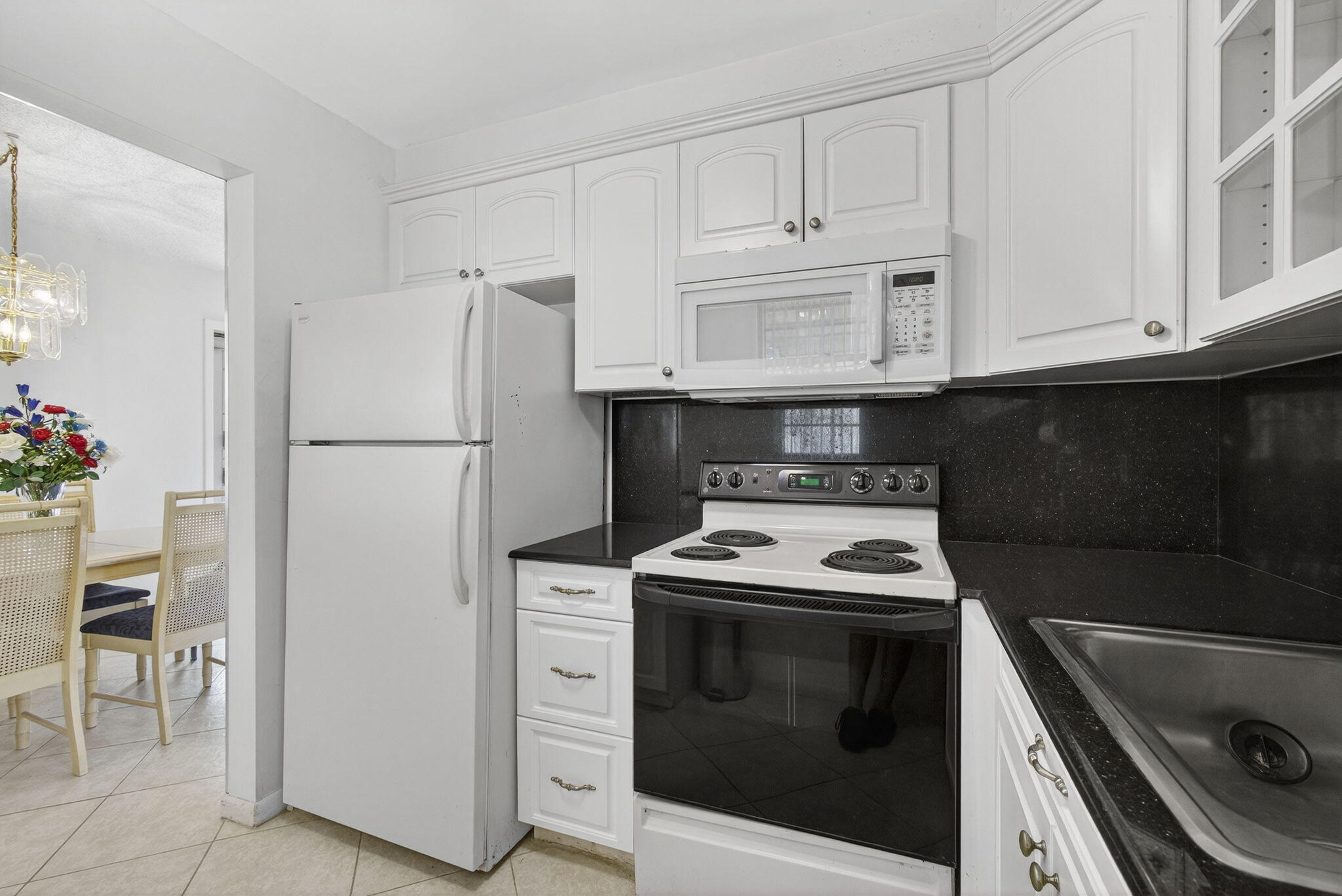 100 Sheffield E Property Photo 7