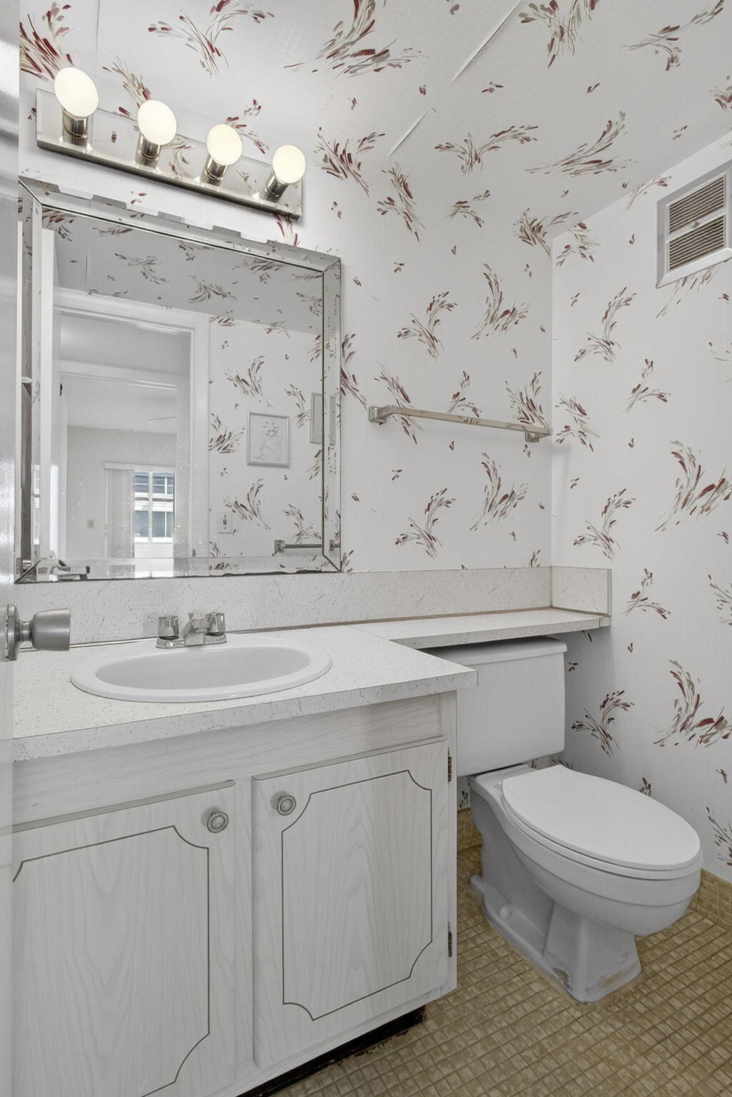 100 Sheffield E Property Photo 9