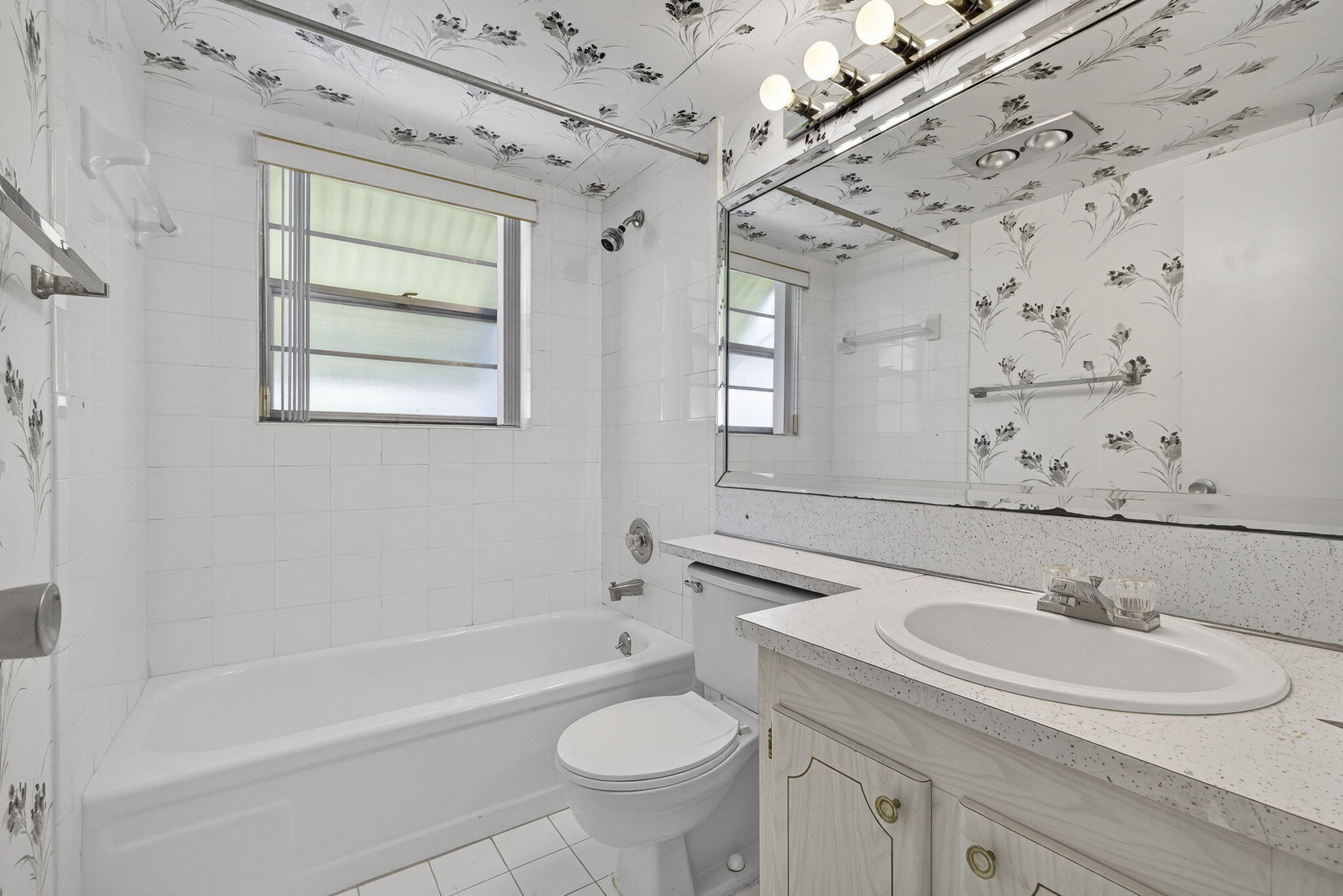 100 Sheffield E Property Photo 10
