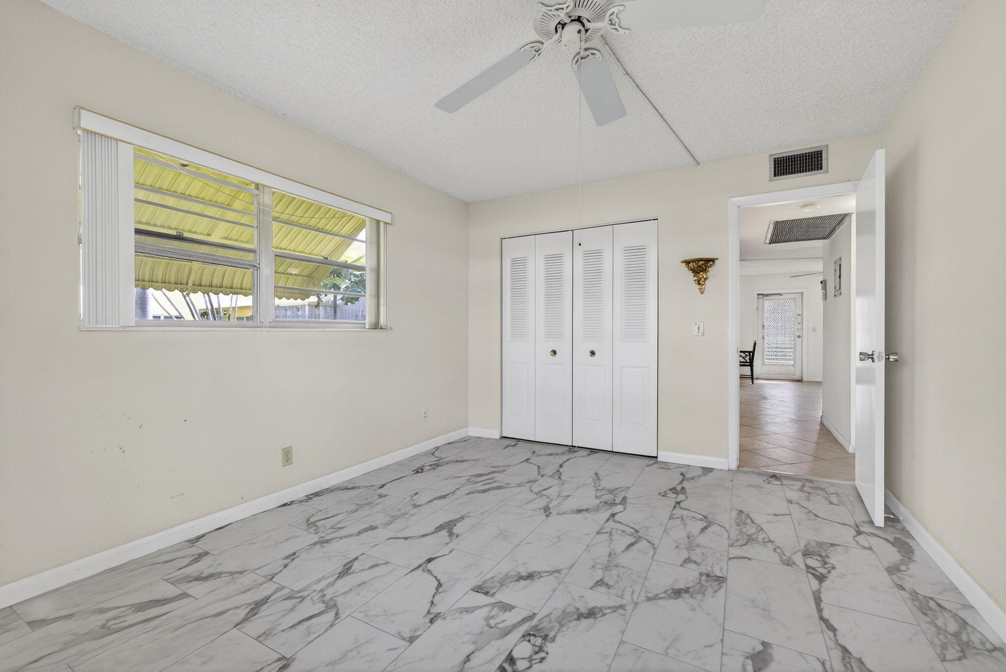 100 Sheffield E Property Photo 13